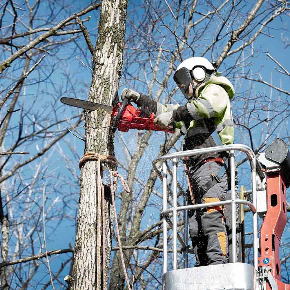 MILWAUKEE 18V FUEL™ 356mm Chainsaw Skin M18FCHS140