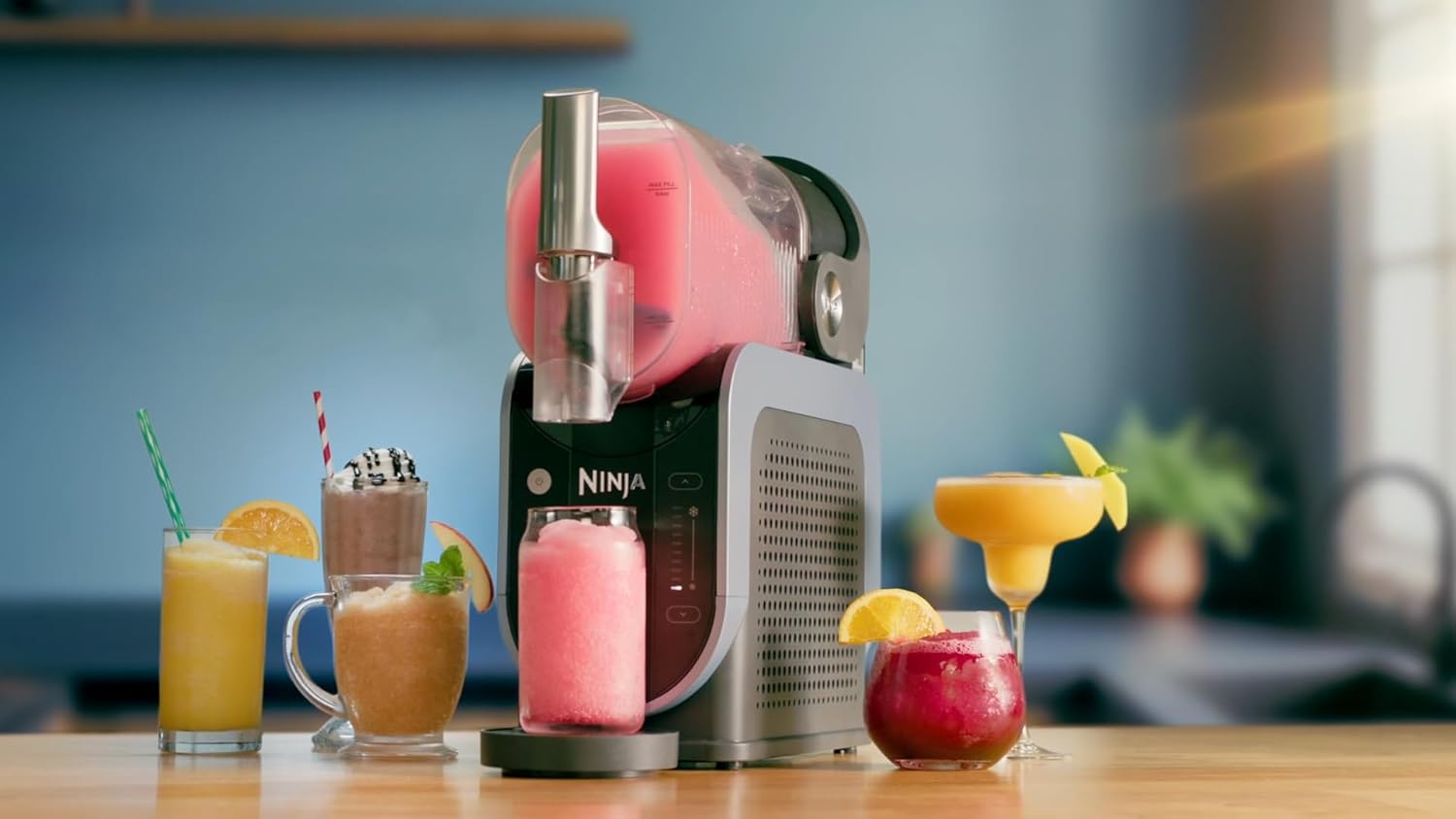 Ninja SLUSHi Maschine für Slush, Eis-Cocktails, Frappé, Milchshakes & gefrorenen Saft, ohne Eis oder Vorbereitungsaufwand, WhisperChill-Technology, fasst 1,9 L, Blau & Grau, FS301EU
