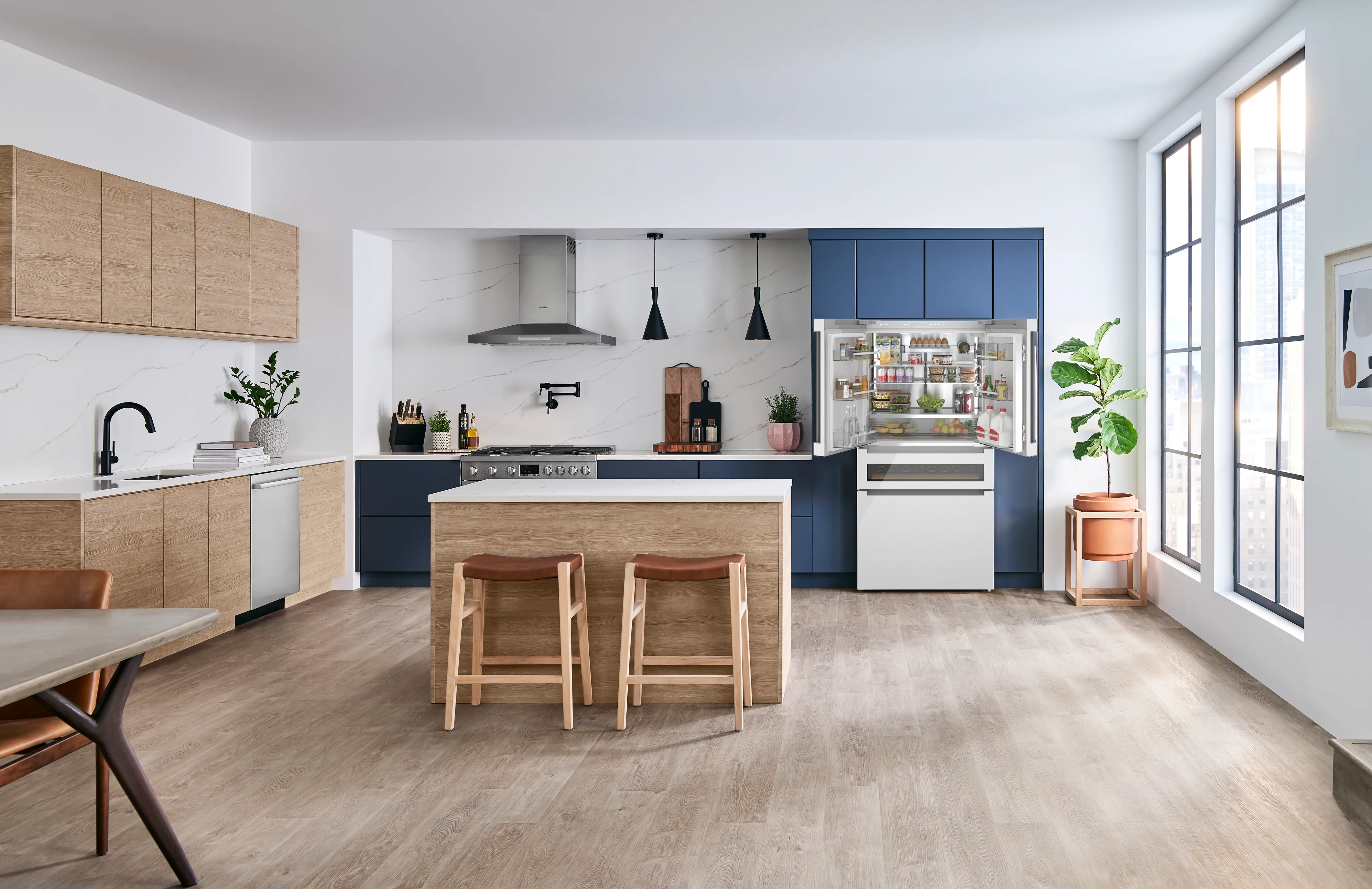 Bosch B36CL81ENW 800 Series French Door Bottom Mount Refrigerator, Glass door 36'' White, Total No Frost