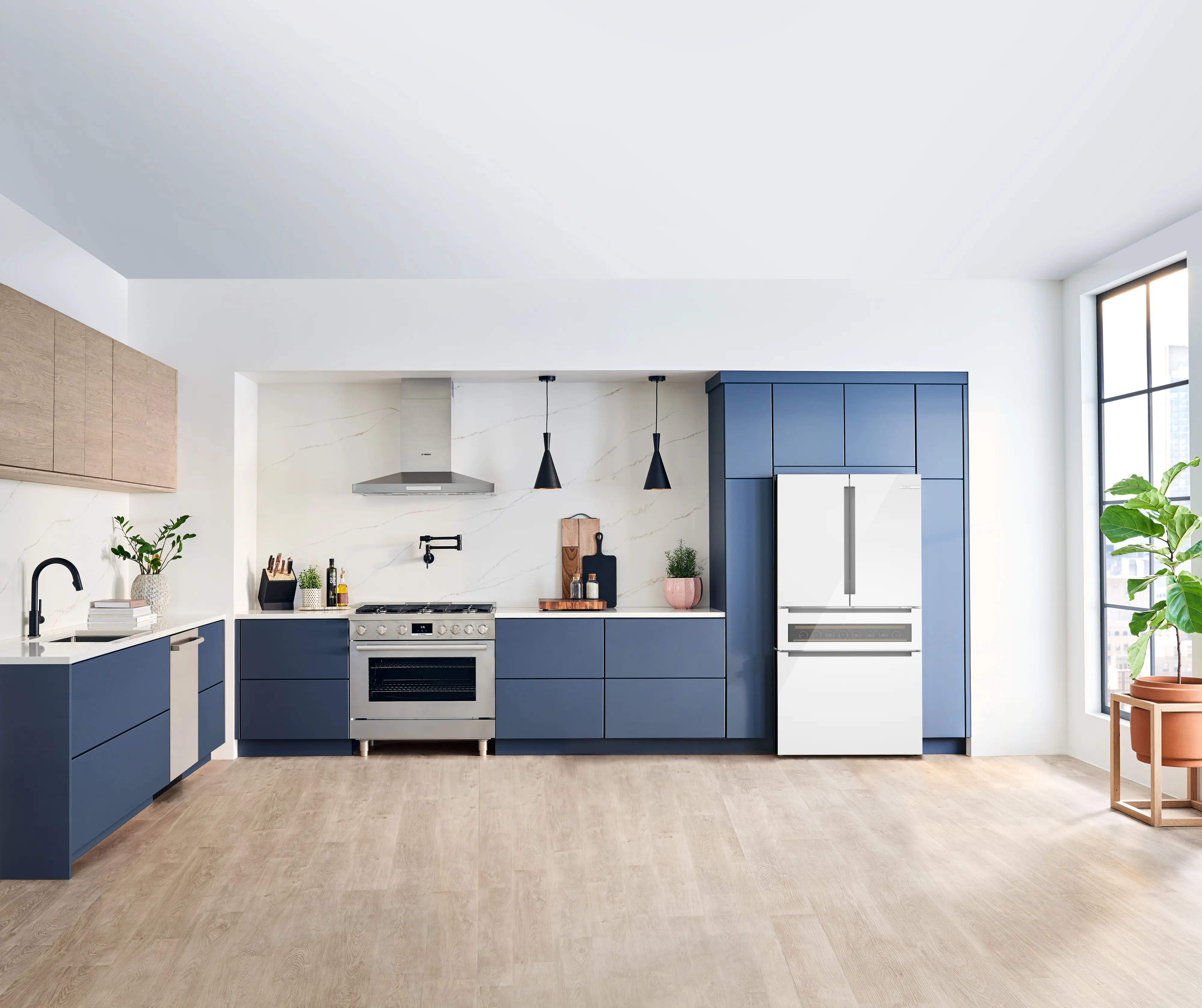 Bosch B36CL81ENW 800 Series French Door Bottom Mount Refrigerator, Glass door 36'' White, Total No Frost