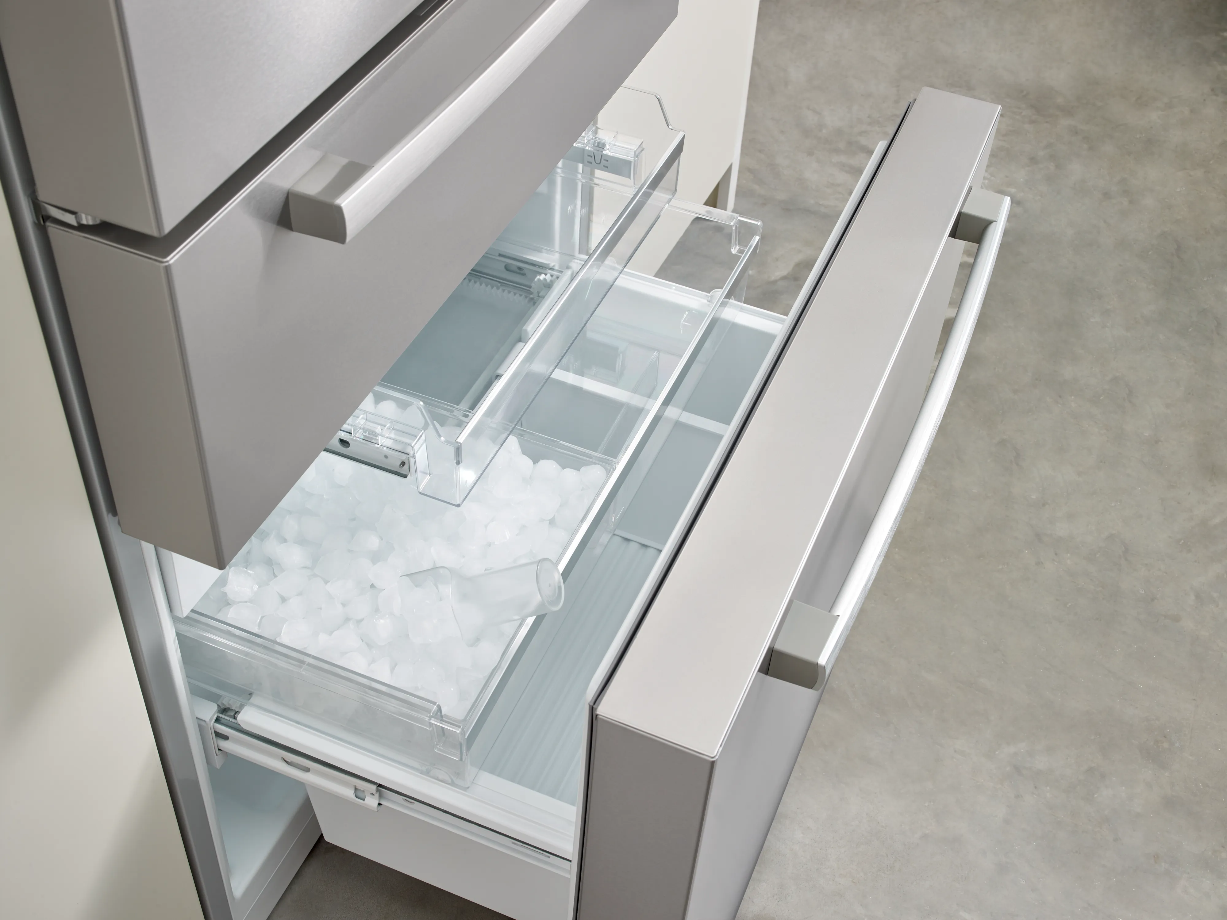Bosch B36CL80SNS 800 Series French Door Bottom Mount Refrigerator 36'' Stainless steel (with anti-fingerprint)