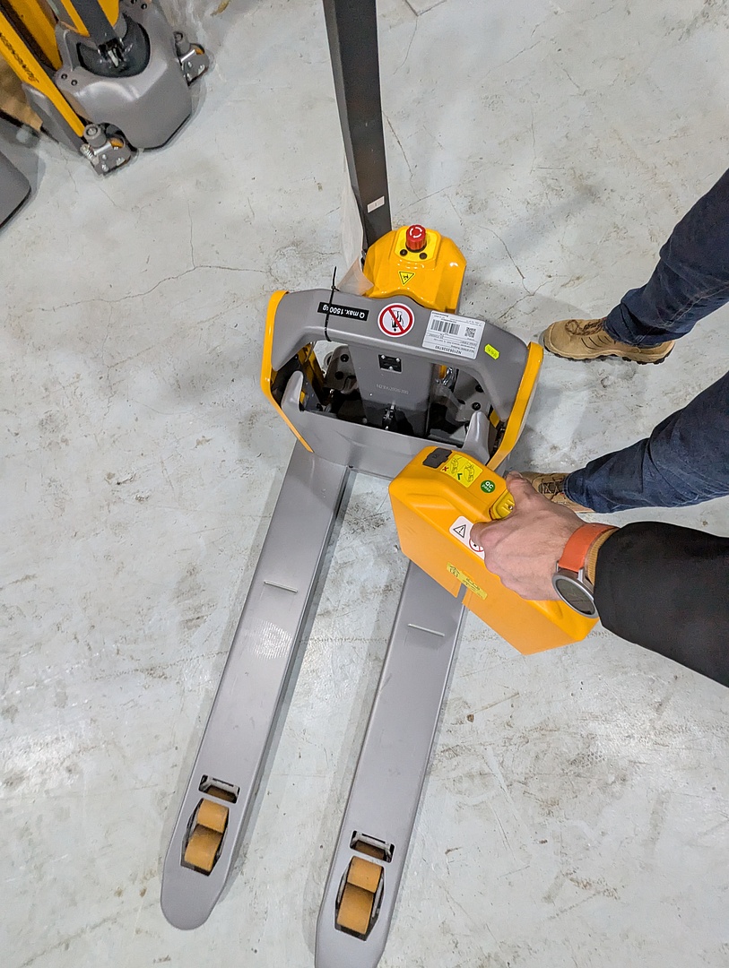 Jungheinrich AME 15 Electric pallet truck