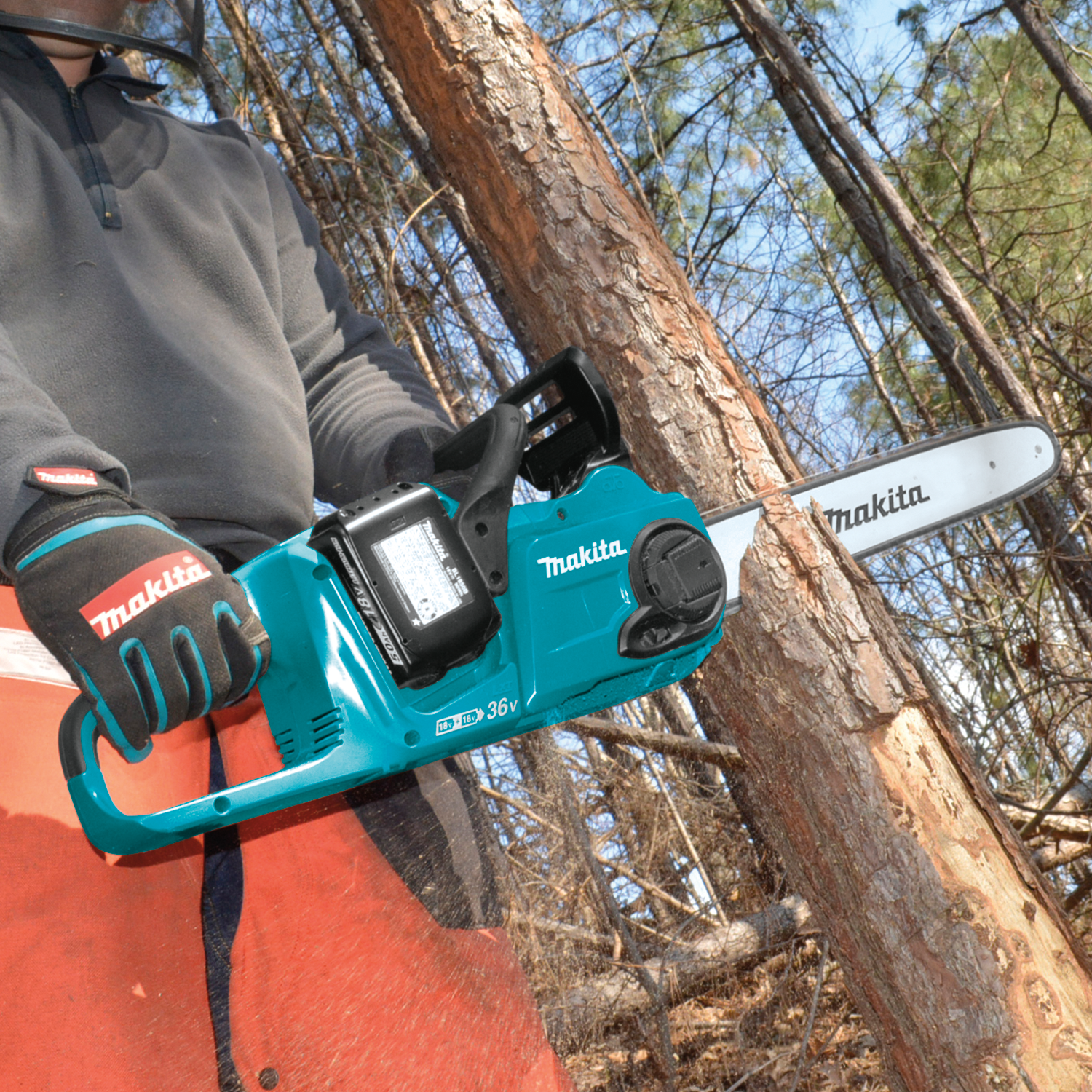 Makita XCU04PT 36V (18V X2) LXT Brushless 16 Chain Saw Kit with 4 Batteries (5.0Ah)