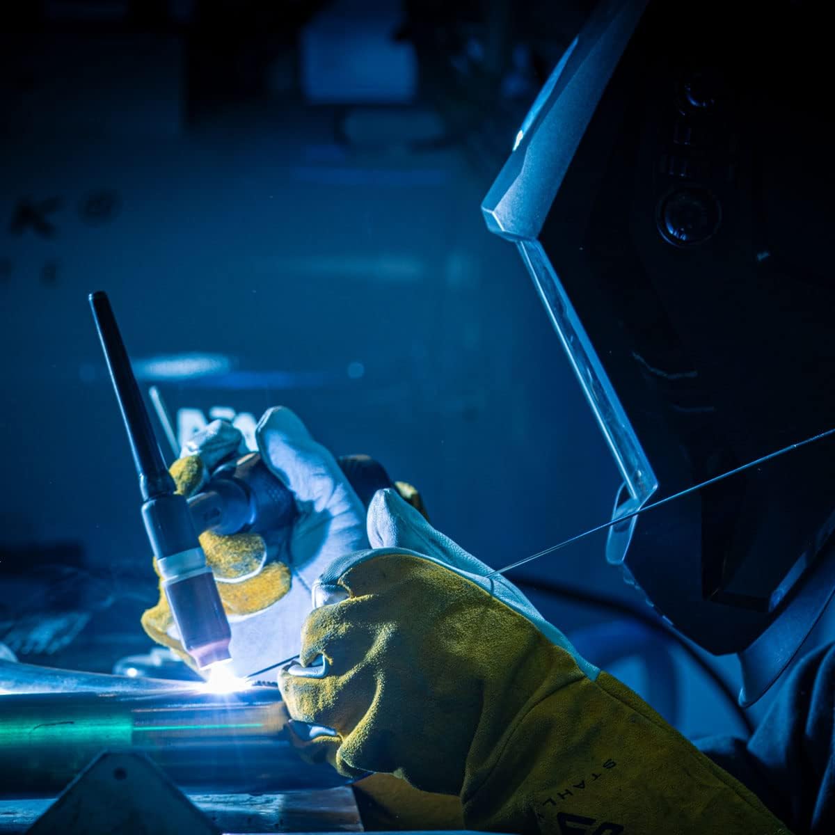 STAHLWERK welding machine 2 in 1 combo fully equipped AC/DC TIG 200 ST – TIG & MMA welding is possible up to 200 A, IGBT inverter, HF ignition, smart cooling, ideal for aluminum & steel