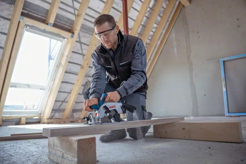 BOSCH COMBI-KIT 5 18V TOOLS: GSR 18V-55 + GWS 18V-10 + GKS 18V-57-2 + GSA 18V-LI + GST ​​18V-125 B + 3 4.0 AH BATTERIES + GAL 1880CV + BAG L (C) PROFESSIONAL