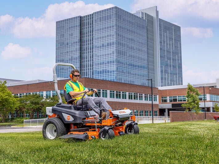 The STIHL RZ 560 is a zero-turn mower with a 60” mowing deck and 27 hp Briggs & Stratton® engine.