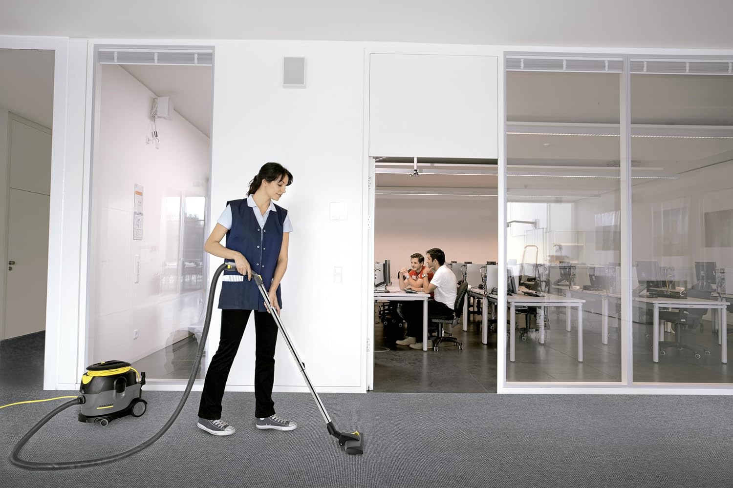 Kärcher Trockensauger T 15/1, Professional, anthrazit, 700 W, 15 Liter Behälter, Kabellänge 15 m