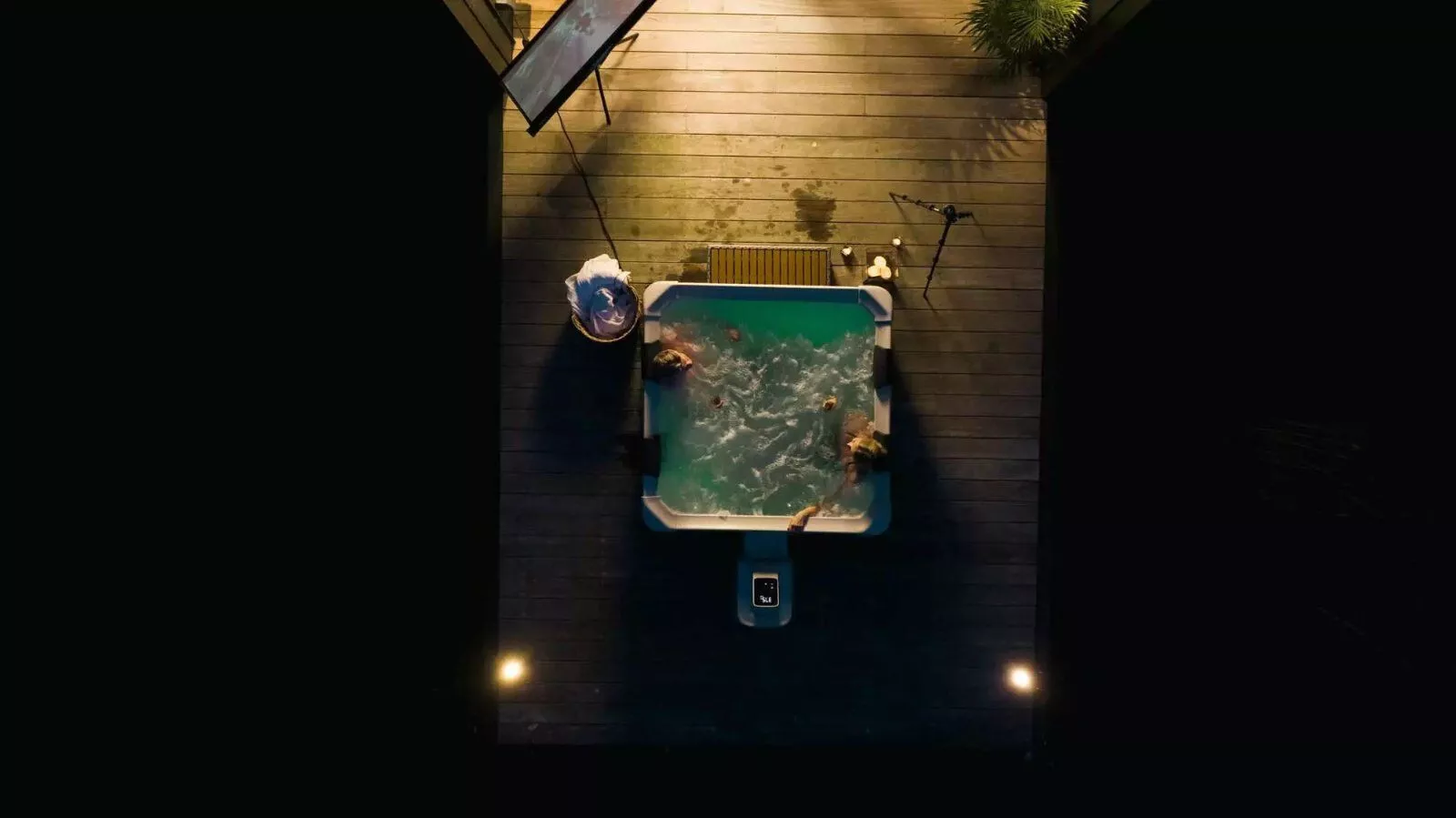 BRAST® Whirlpool MSpa Oslo Plus XXL with Fixed Outer Wall LED Lighting 20 Adjustable Colours for 6 People 180 x 180 x 65 cm 140 Massage Jets All Year Round Use Winterproof Indoor & Outdoor Pool