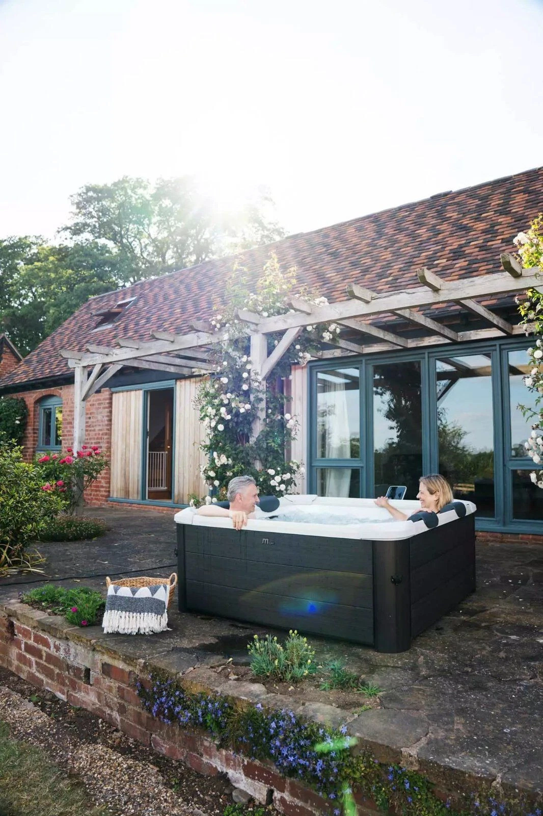 BRAST® Whirlpool MSpa Oslo Plus XXL with Fixed Outer Wall LED Lighting 20 Adjustable Colours for 6 People 180 x 180 x 65 cm 140 Massage Jets All Year Round Use Winterproof Indoor & Outdoor Pool