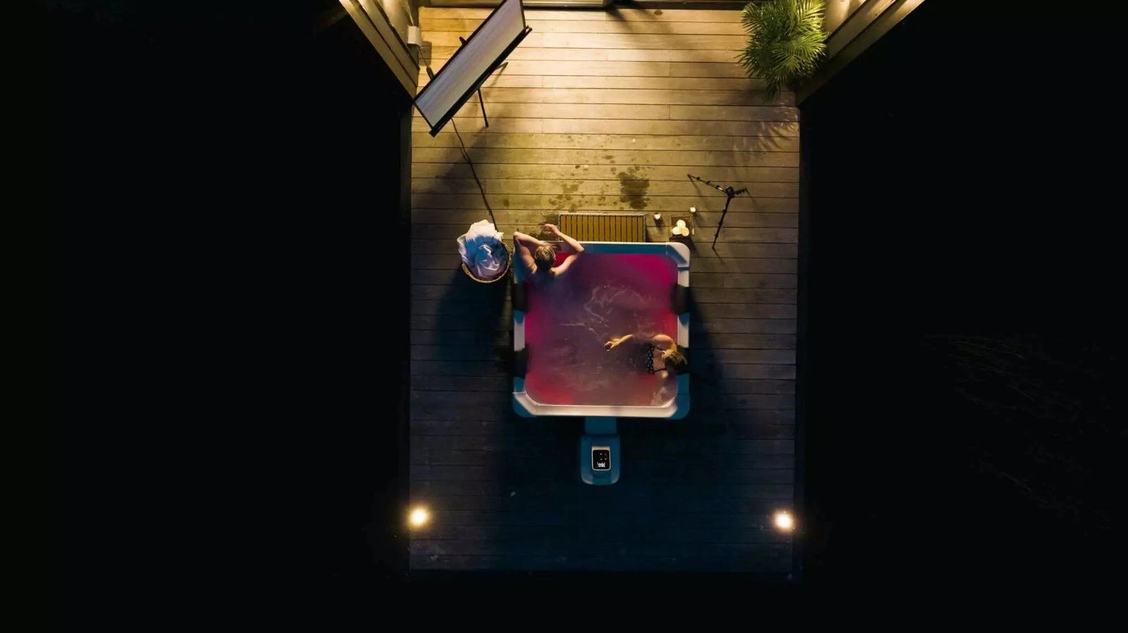 BRAST® Whirlpool MSpa Oslo Plus XXL with Fixed Outer Wall LED Lighting 20 Adjustable Colours for 6 People 180 x 180 x 65 cm 140 Massage Jets All Year Round Use Winterproof Indoor & Outdoor Pool