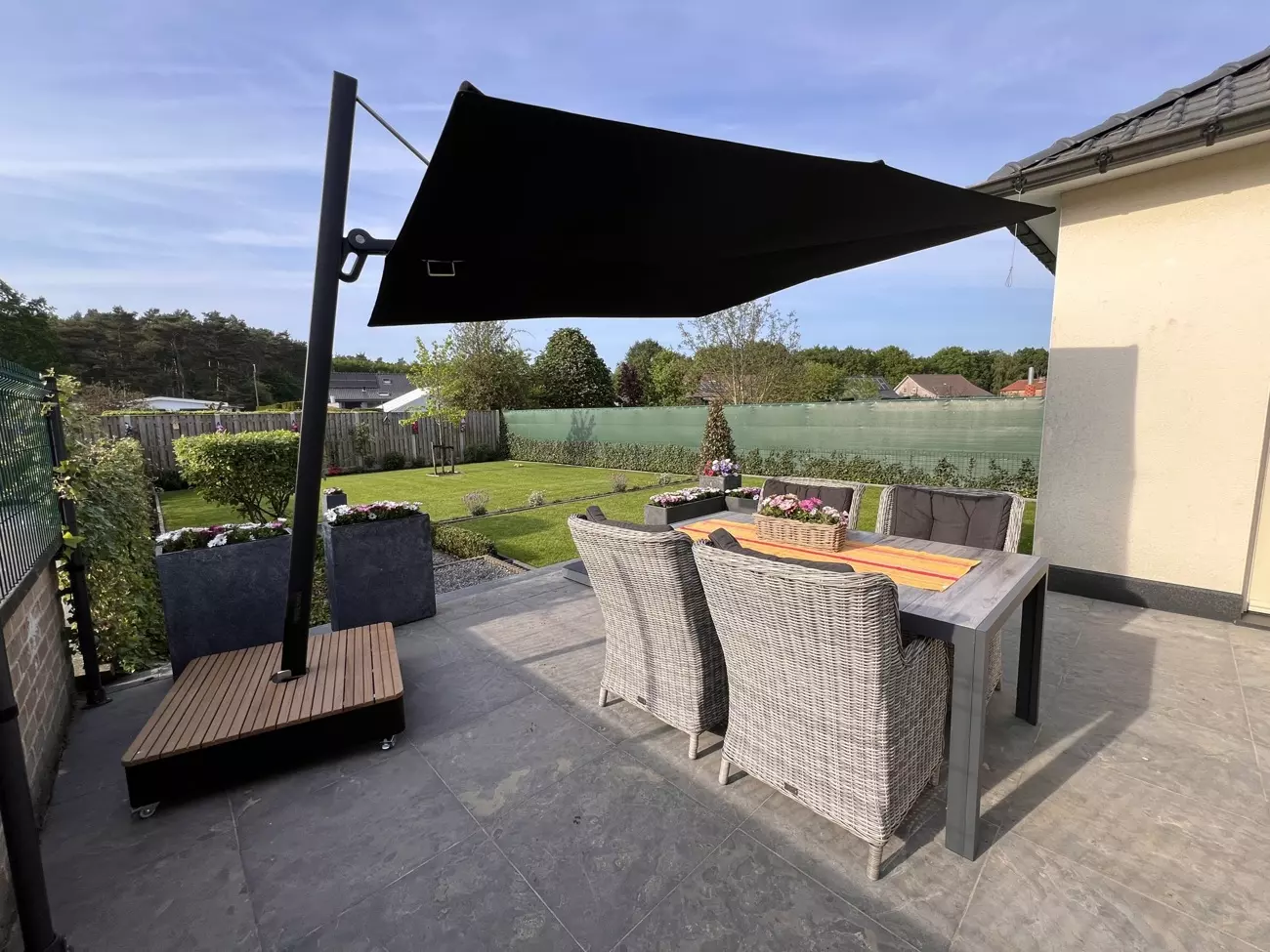 Umbrosa Versa PX cantilever umbrella round 3,5 m with black canopy and black frame
