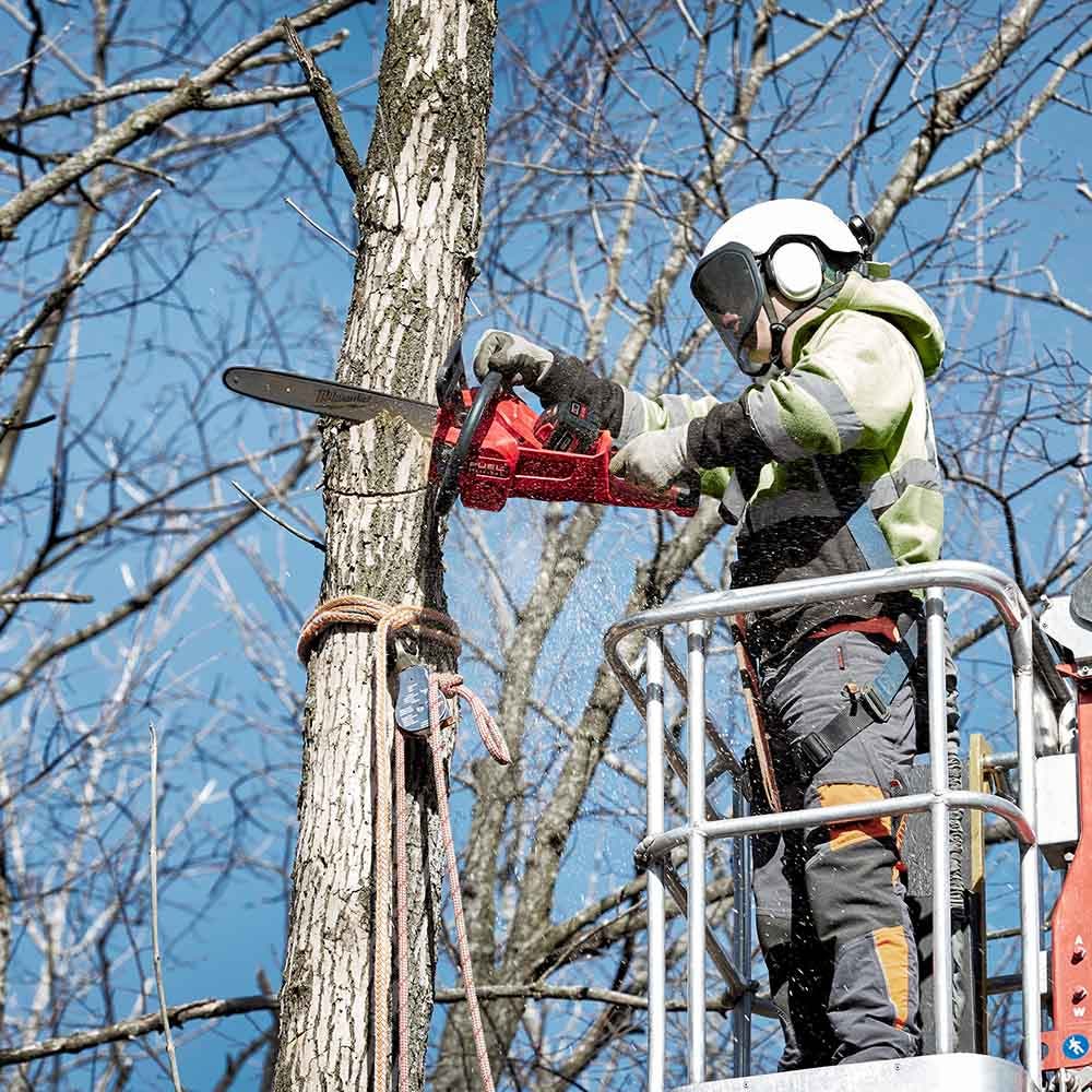 MILWAUKEE 18V FUEL™ 406mm Chainsaw Skin M18FCHS-0