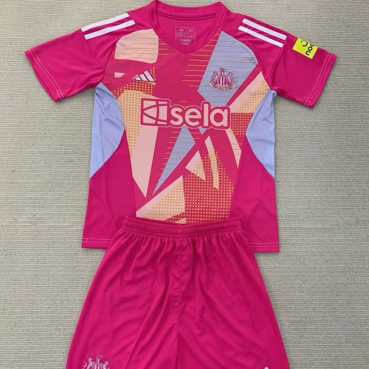 24/25 Newcastle United GK Pink Football Jersey 1:1 Thailand Quality Kids Size