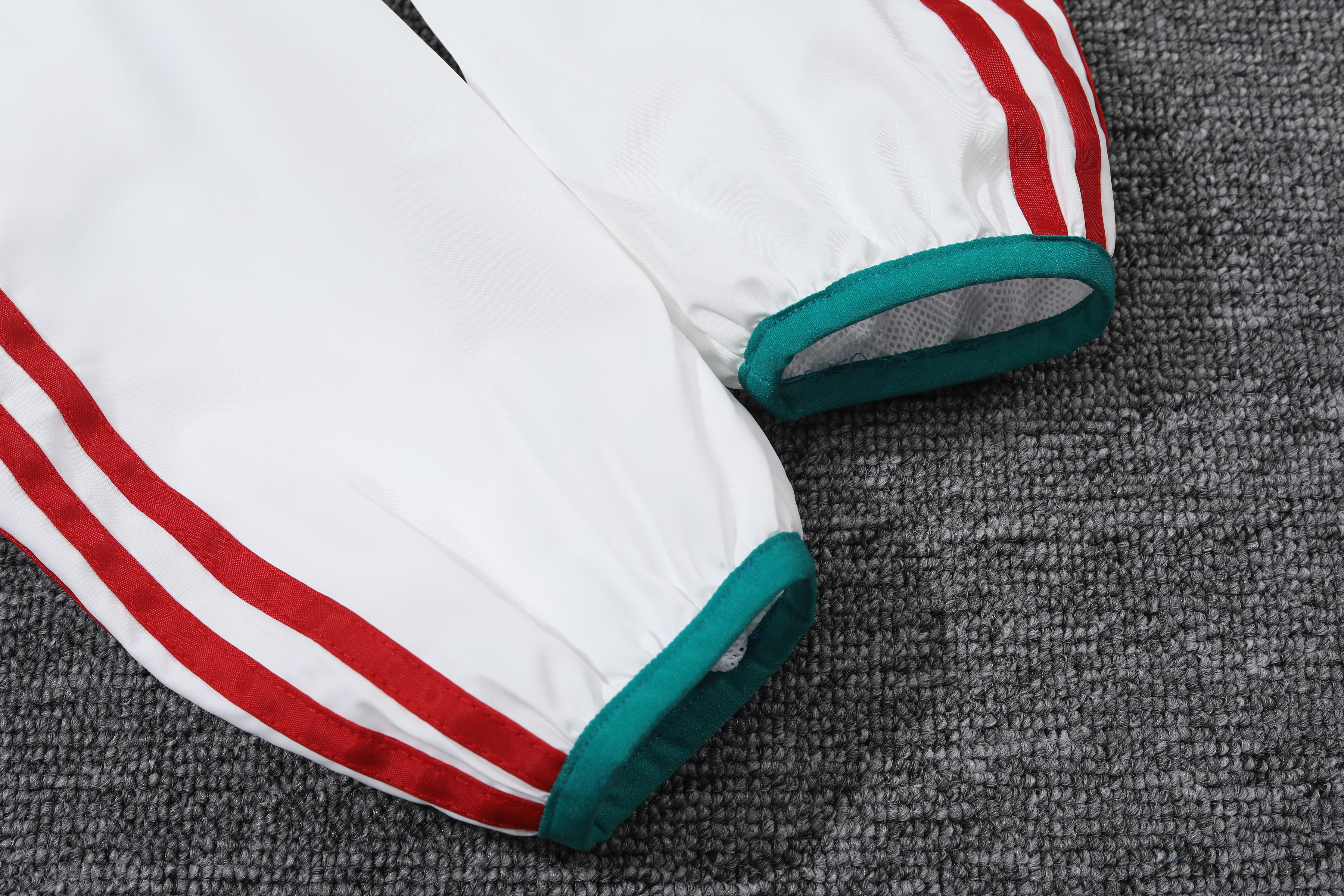 24/25 Manchester United White Windbreaker Jacket 1:1 Thai quality