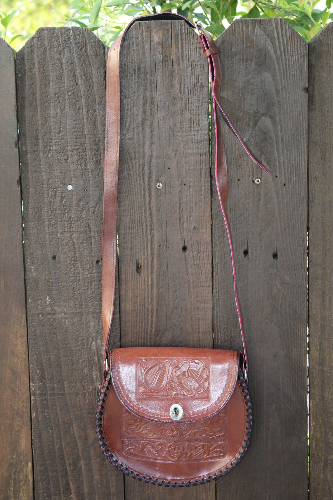 Bolsa redonda de piel troquelada con flores