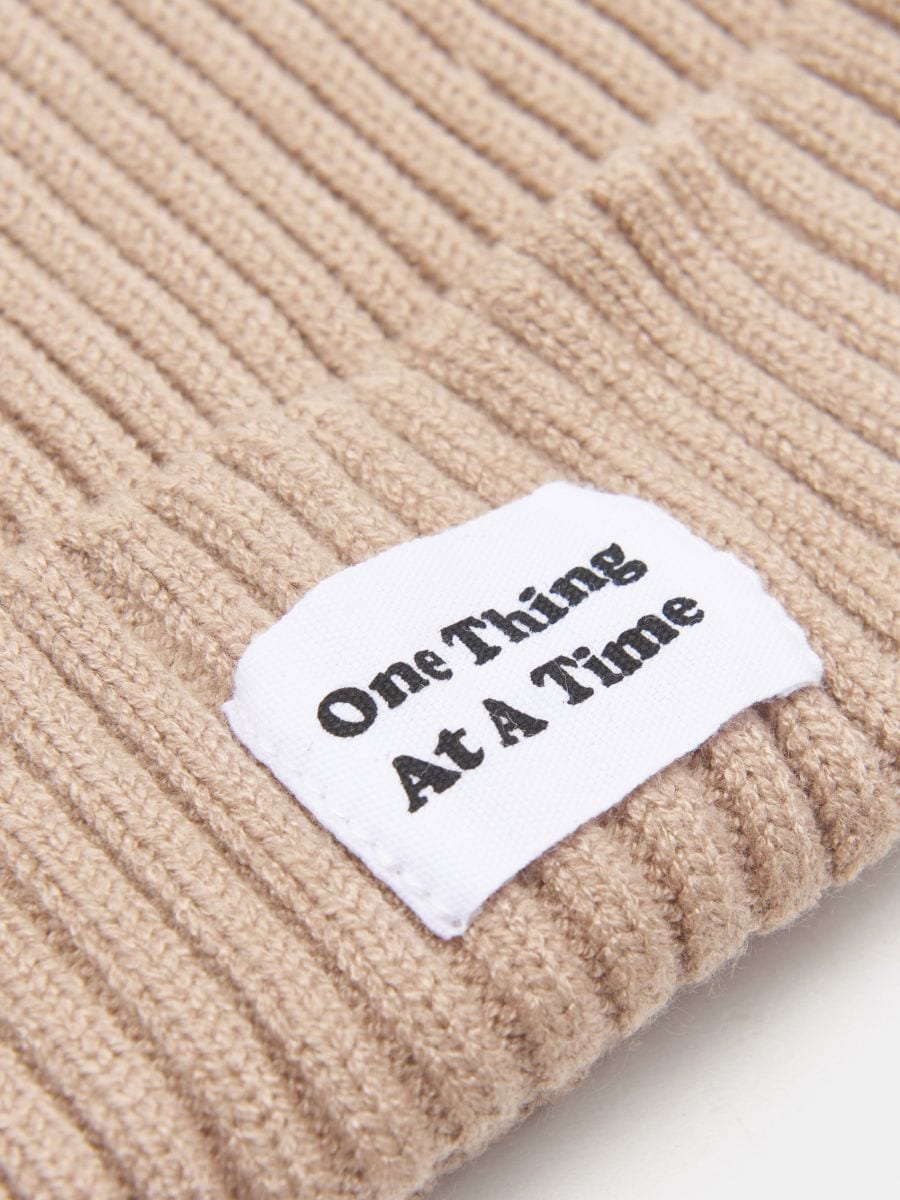 Czapka beanie Kolor kremowy  8694F-02X