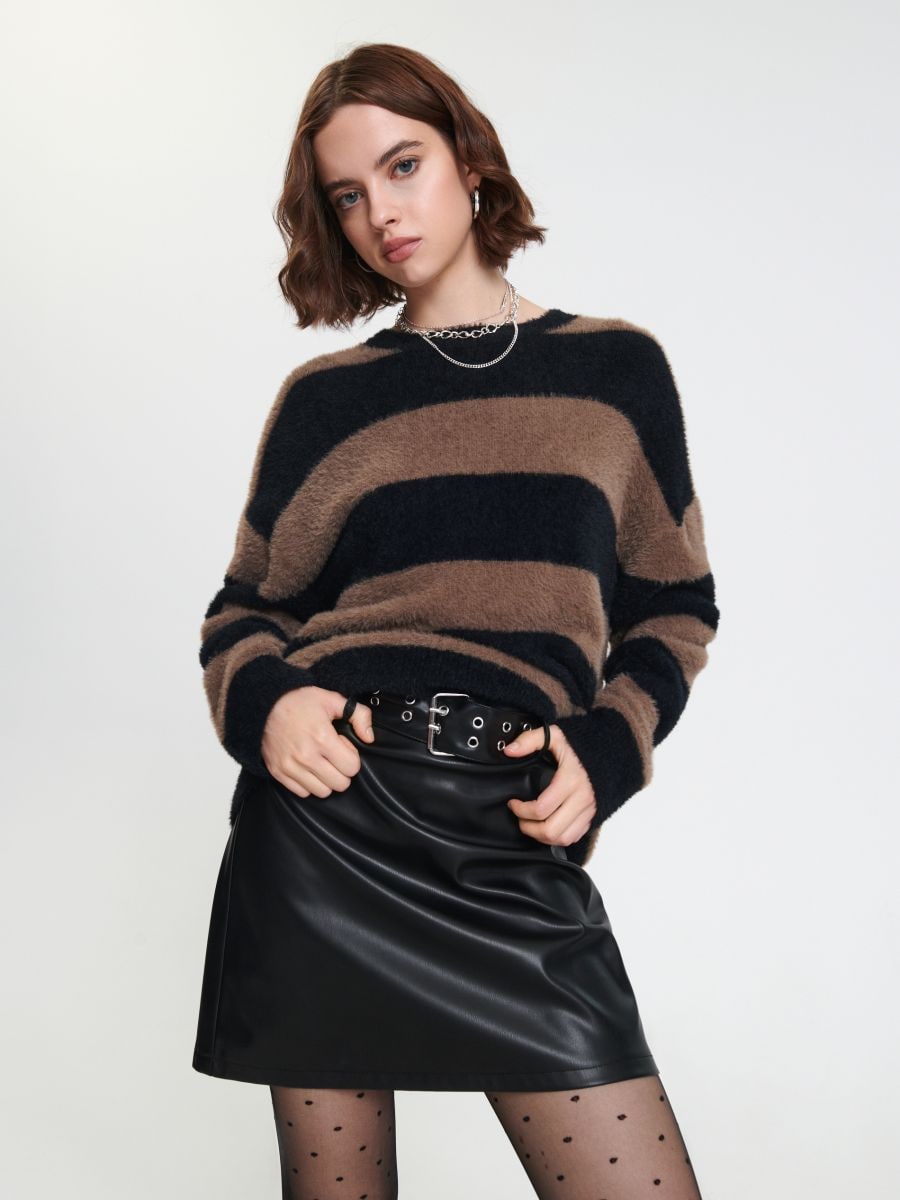 Spódnica mini z paskiem Kolor czarny  3475X-99X