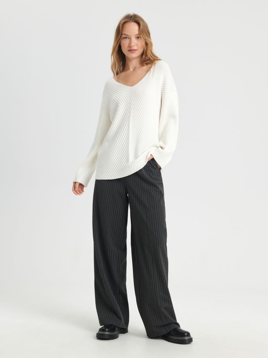 Sweter w prążki Kolor kremowy  7442J-01X