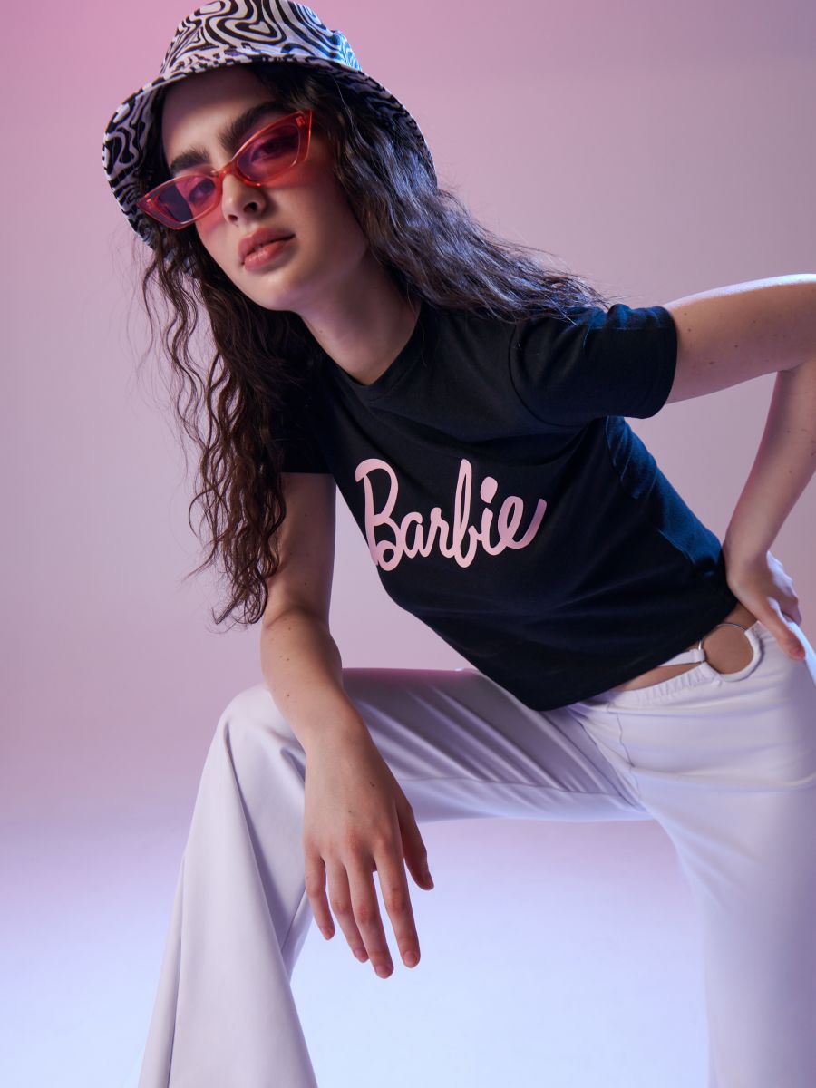 Koszulka z napisem Barbie Kolor czarny  2750B-99X