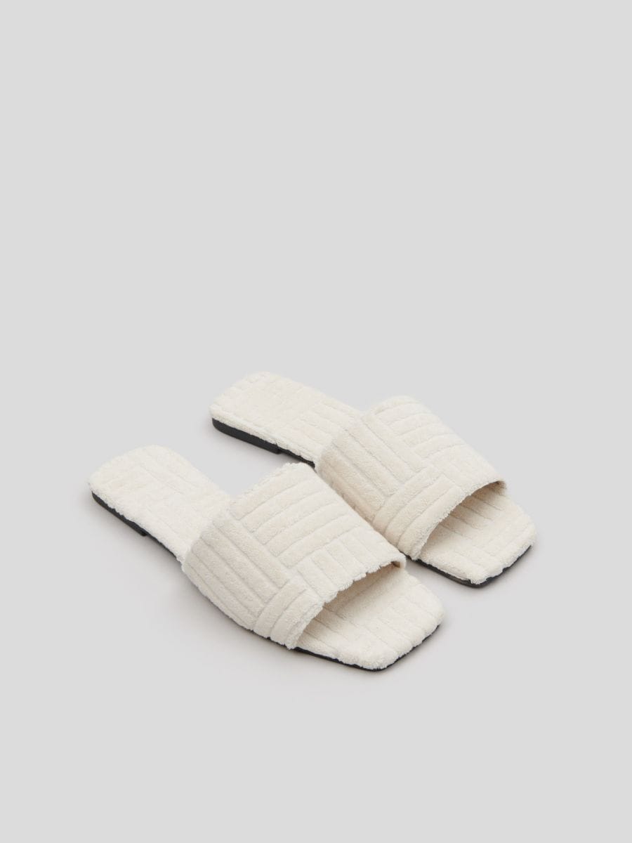 Kapcie Kolor kremowy  7772F-01X