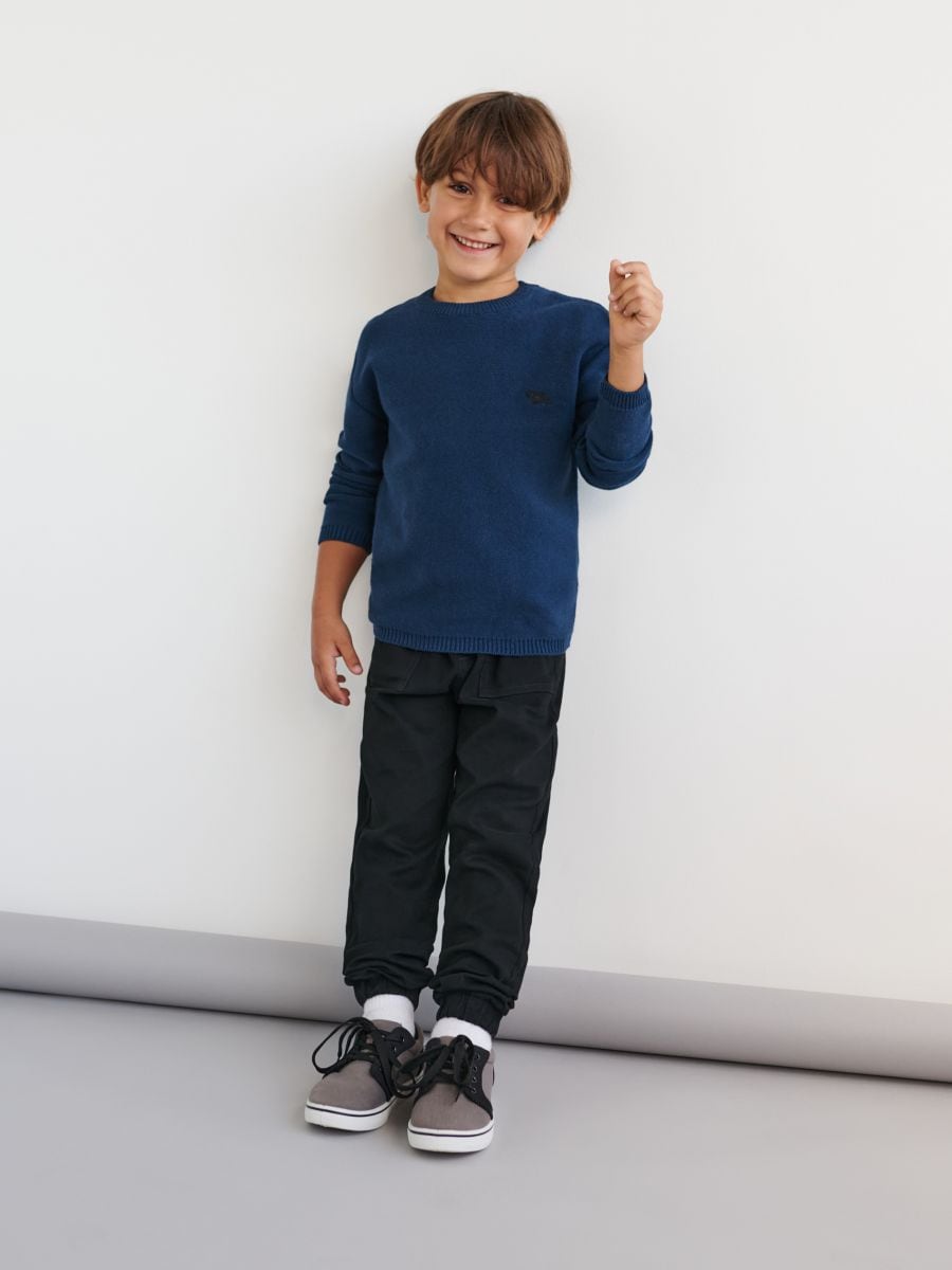Sweter z haftem Kolor granatowy  6818M-59X