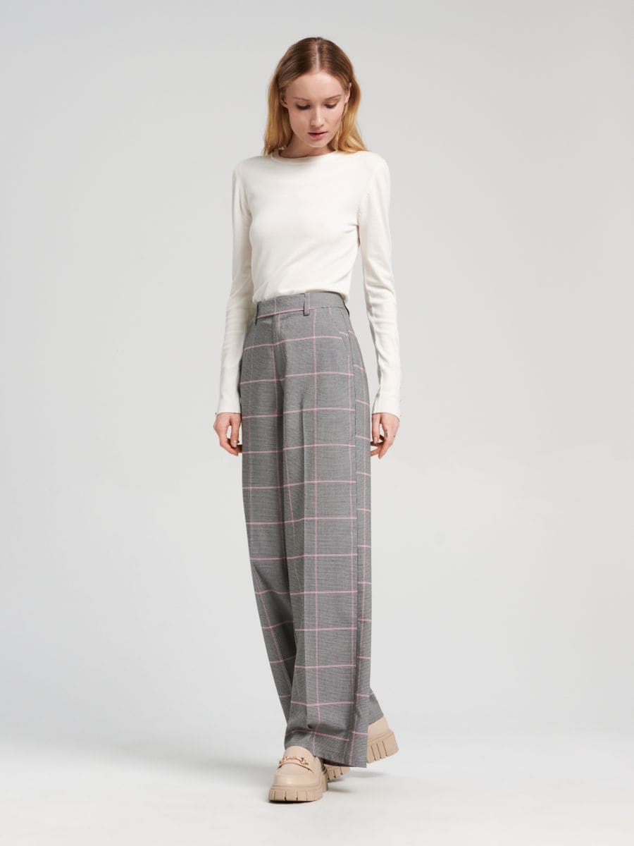 Sweter z ozdobnymi guzikami Kolor kremowy  3811F-01X