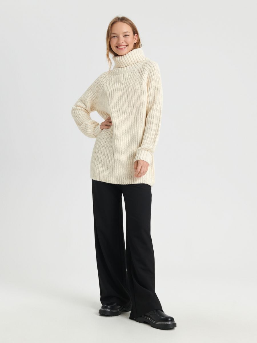 Sweter z golfem Kolor kremowy  7422J-02X
