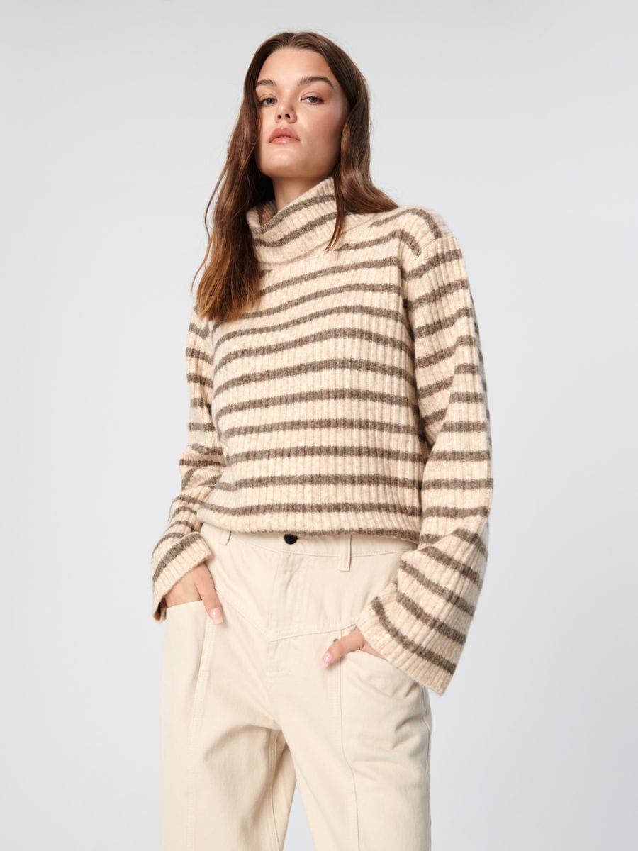 Sweter z golfem Kolor beżowy  7420J-08M