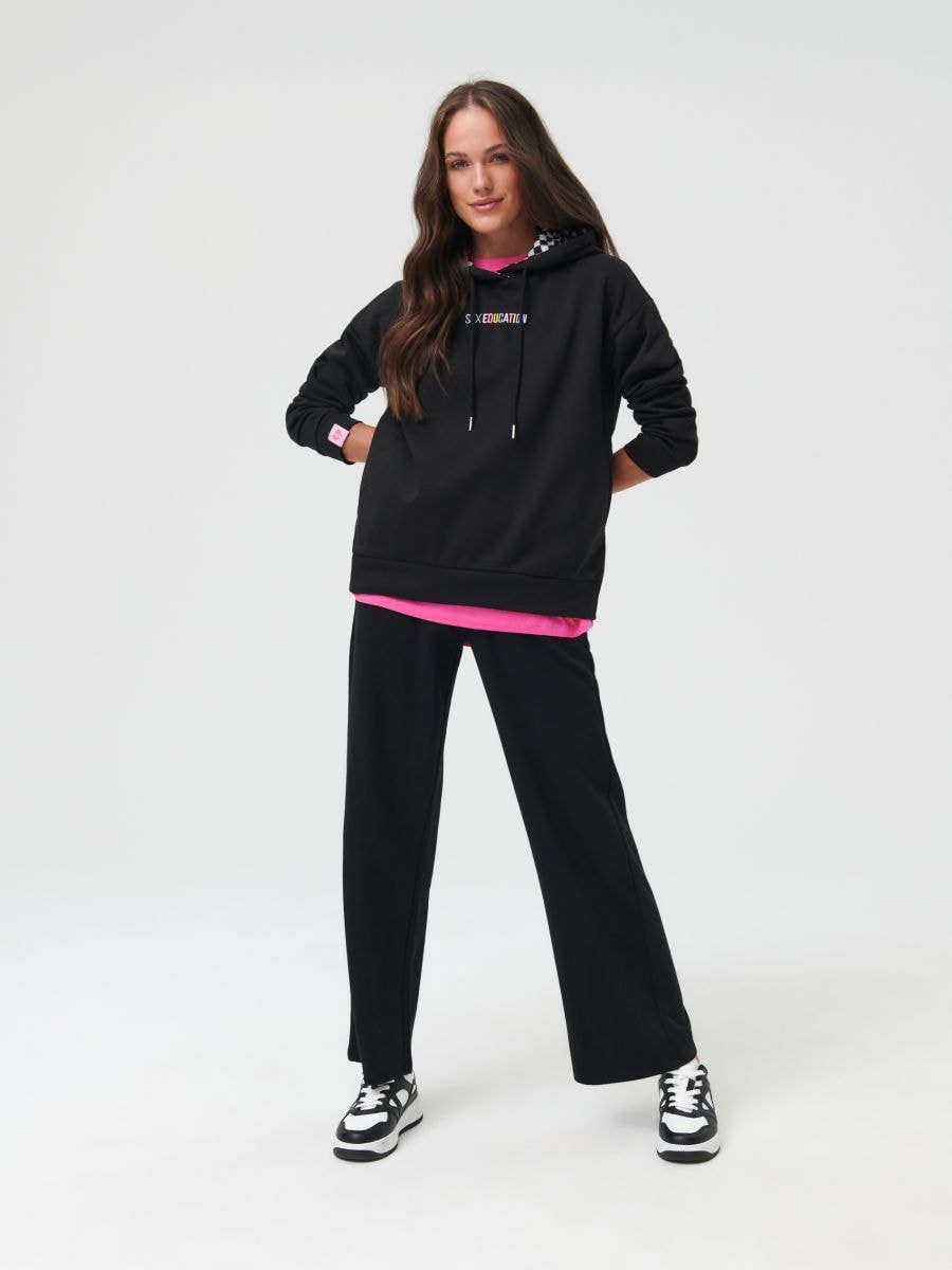 Bluza z haftem Sex Education Kolor czarny  2279B-99X
