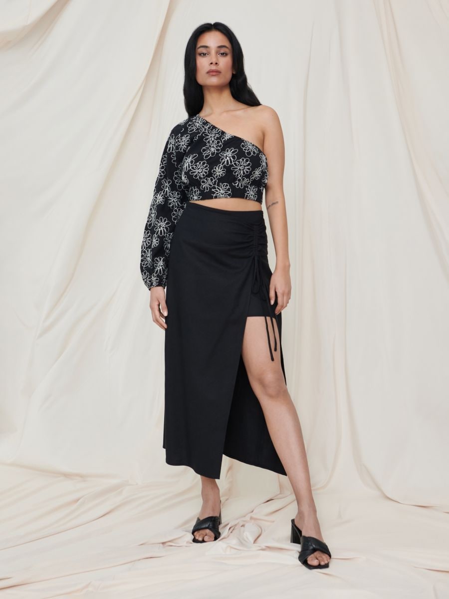 Crop top w kwiaty Kolor czarny  4782F-99X