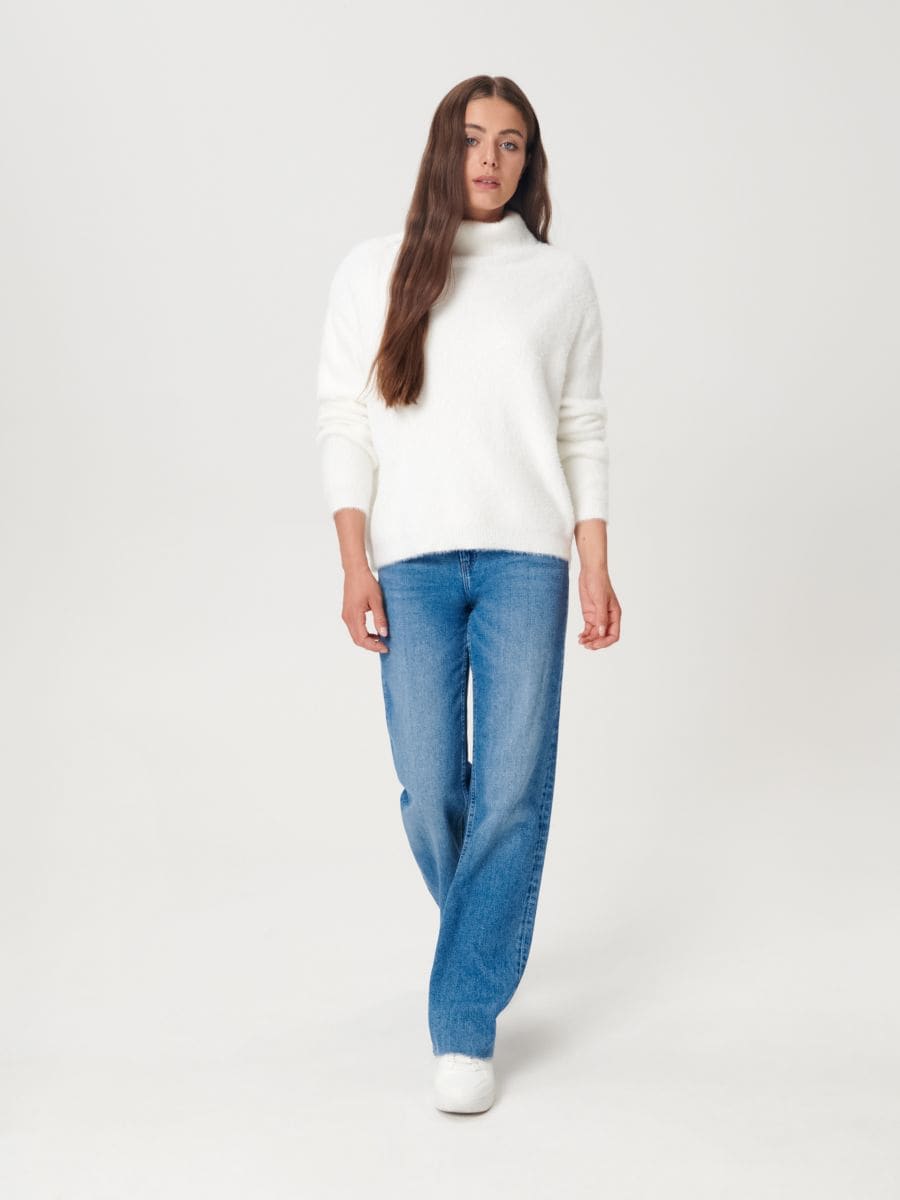 Sweter z golfem Kolor kremowy  9931A-01X