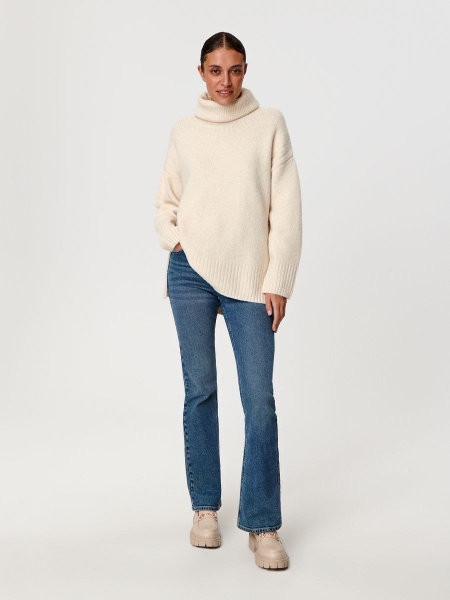 Sweter z golfem Kolor kremowy  3370X-02M