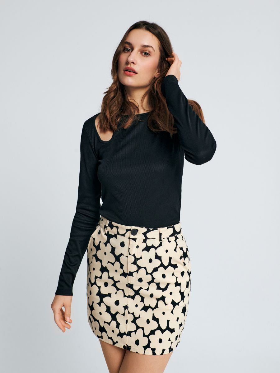 Spódnica mini trapezowa Kolor czarny  7110J-99X