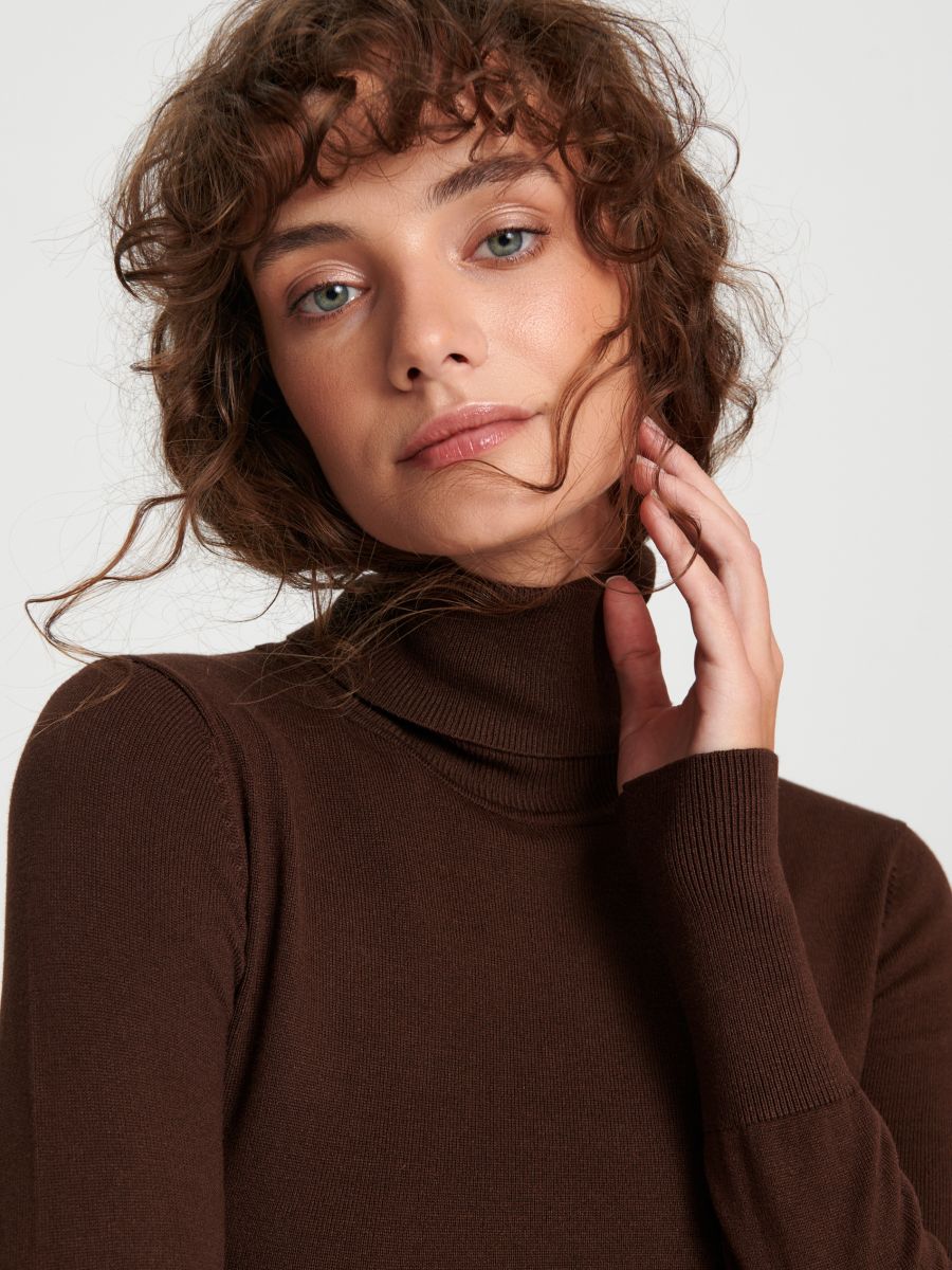Sweter z golfem Kolor brązowy  7382J-88X