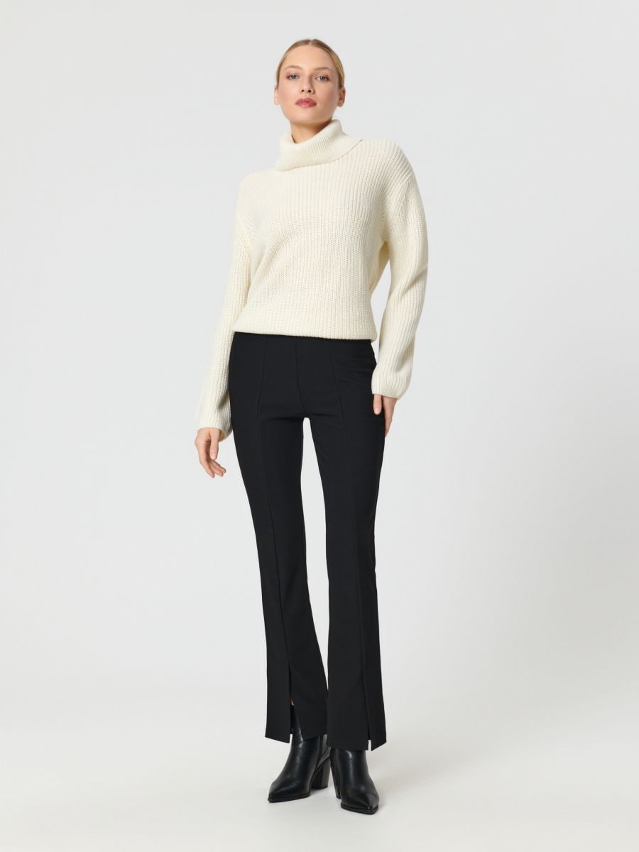 Sweter z golfem Kolor kremowy  7332J-02X