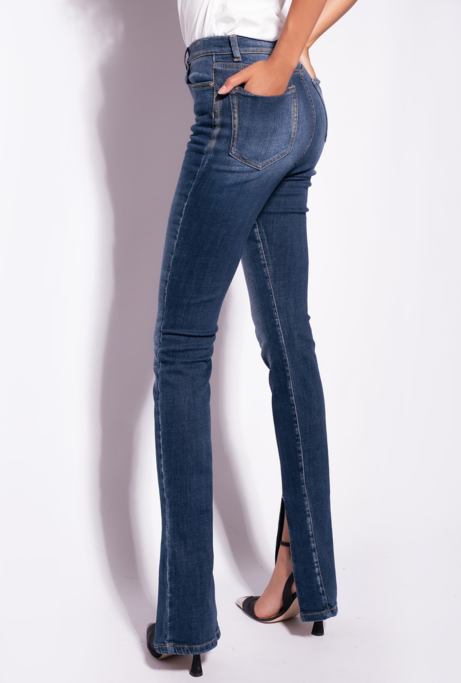 Skinny jeans with slit