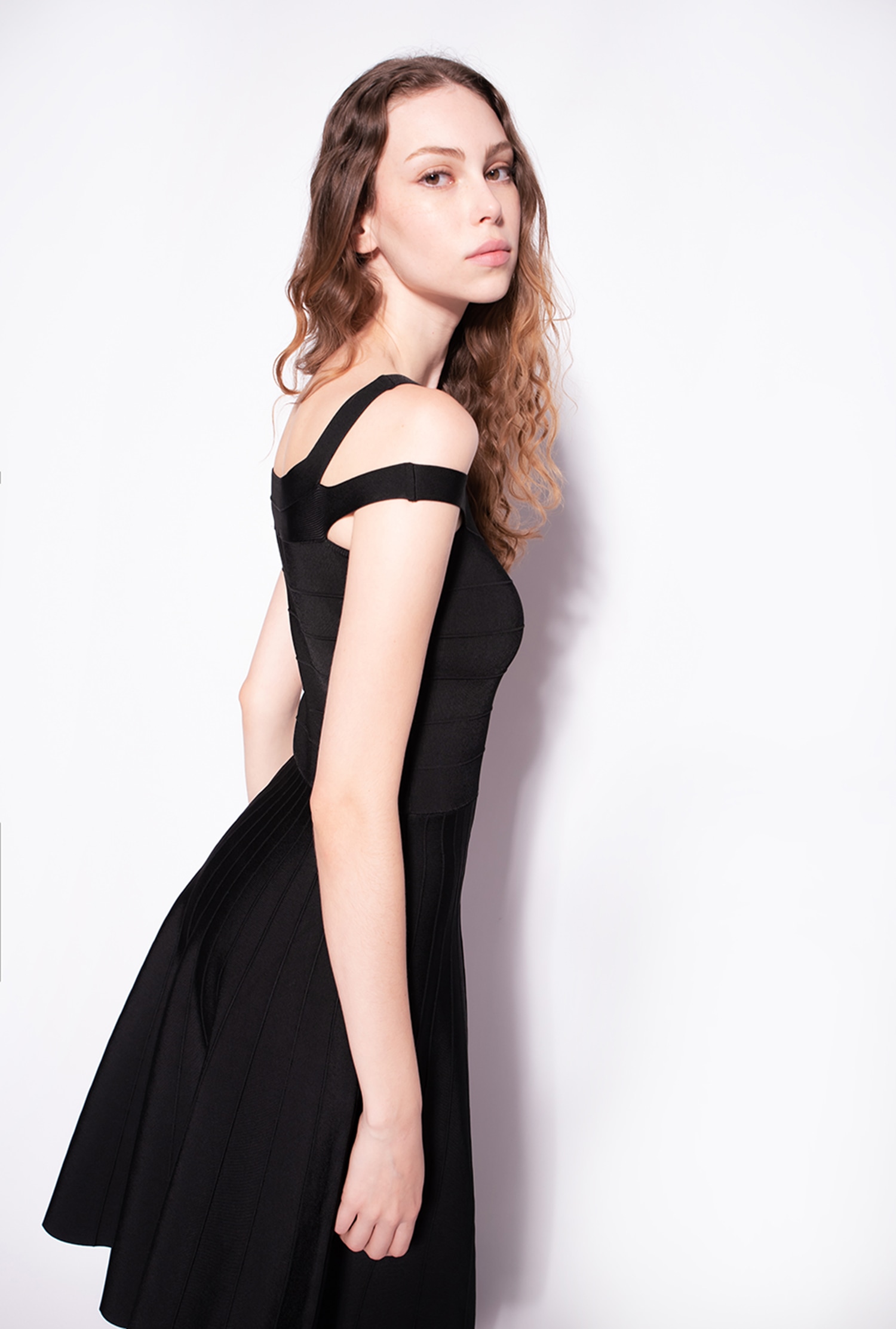 Knit dress with band pattern