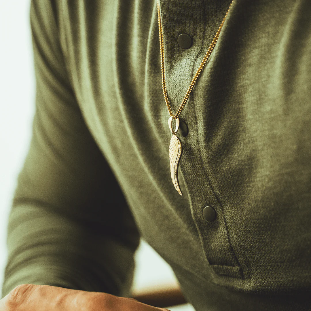 Wing pendant with stone edge
