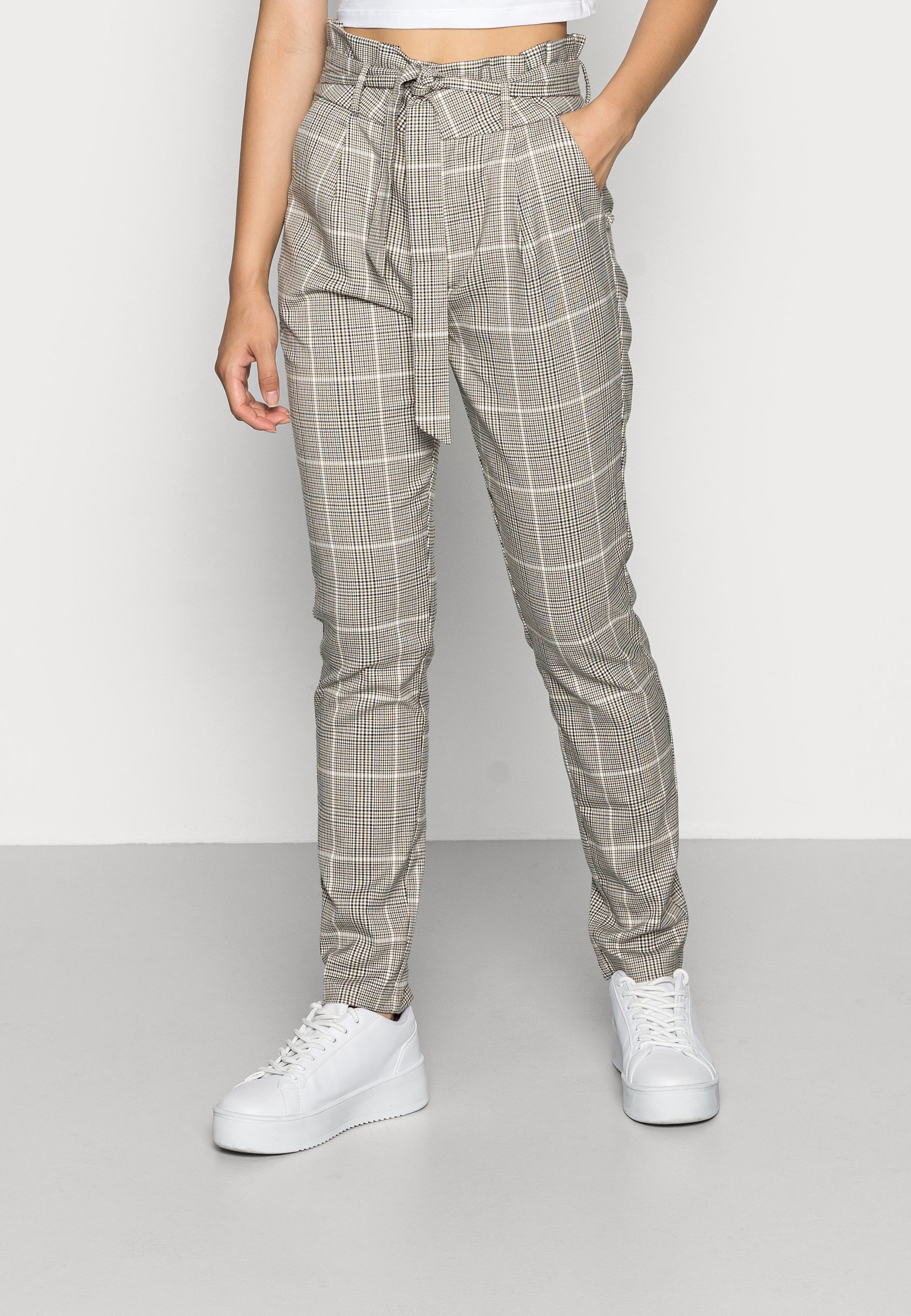 Vero Moda VMEVA LOOSE PAPERBAG PANT - Chinos - ivy green/black/ white/green
