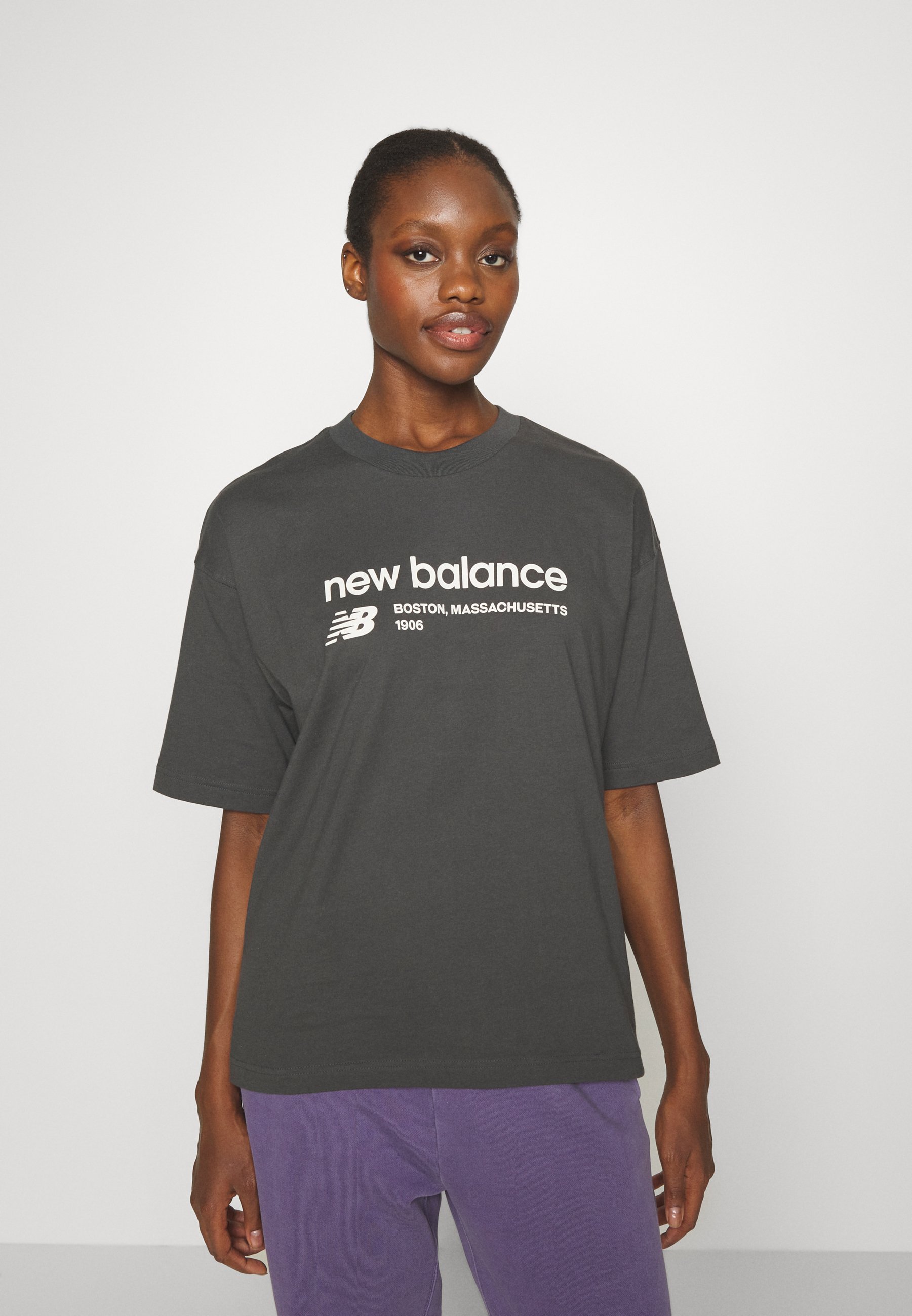 NB LINEAR HERITAGE OVERSIZED - Print T-shirt - blacktop/black