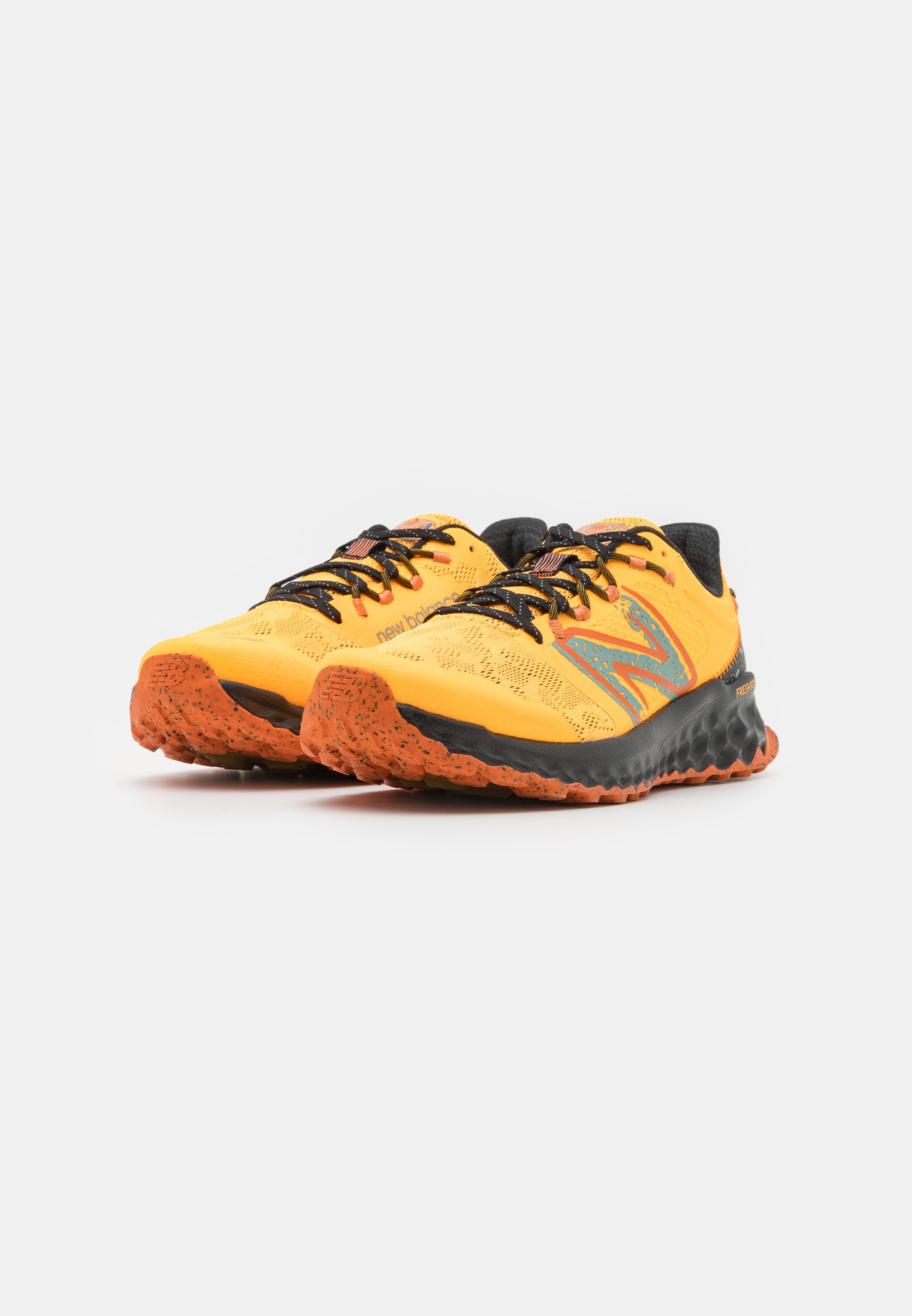 NB FRESH FOAM GAROÉ - Trail running shoes - hot marigold/black
