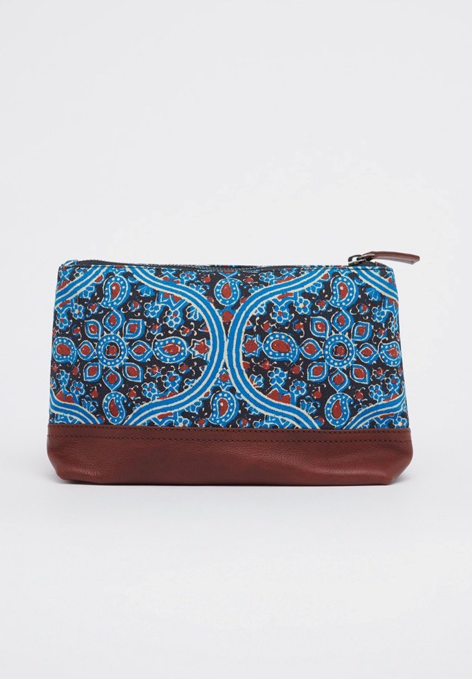 Superdry ELSIE - Wash bag - paisley block print navy/blue