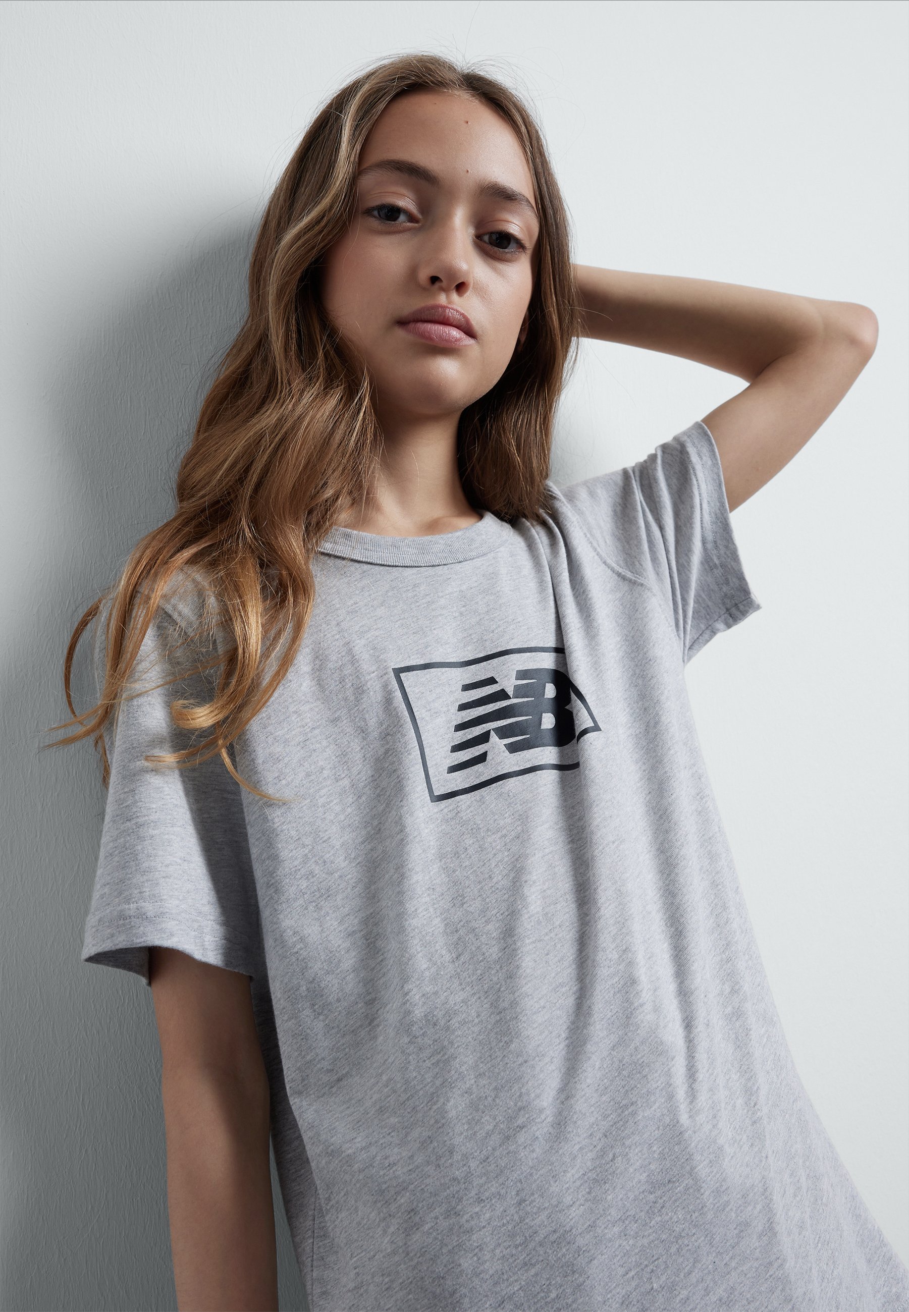 NB ESSENTIALS LOGO UNISEX - Print T-shirt - athletic grey/grey