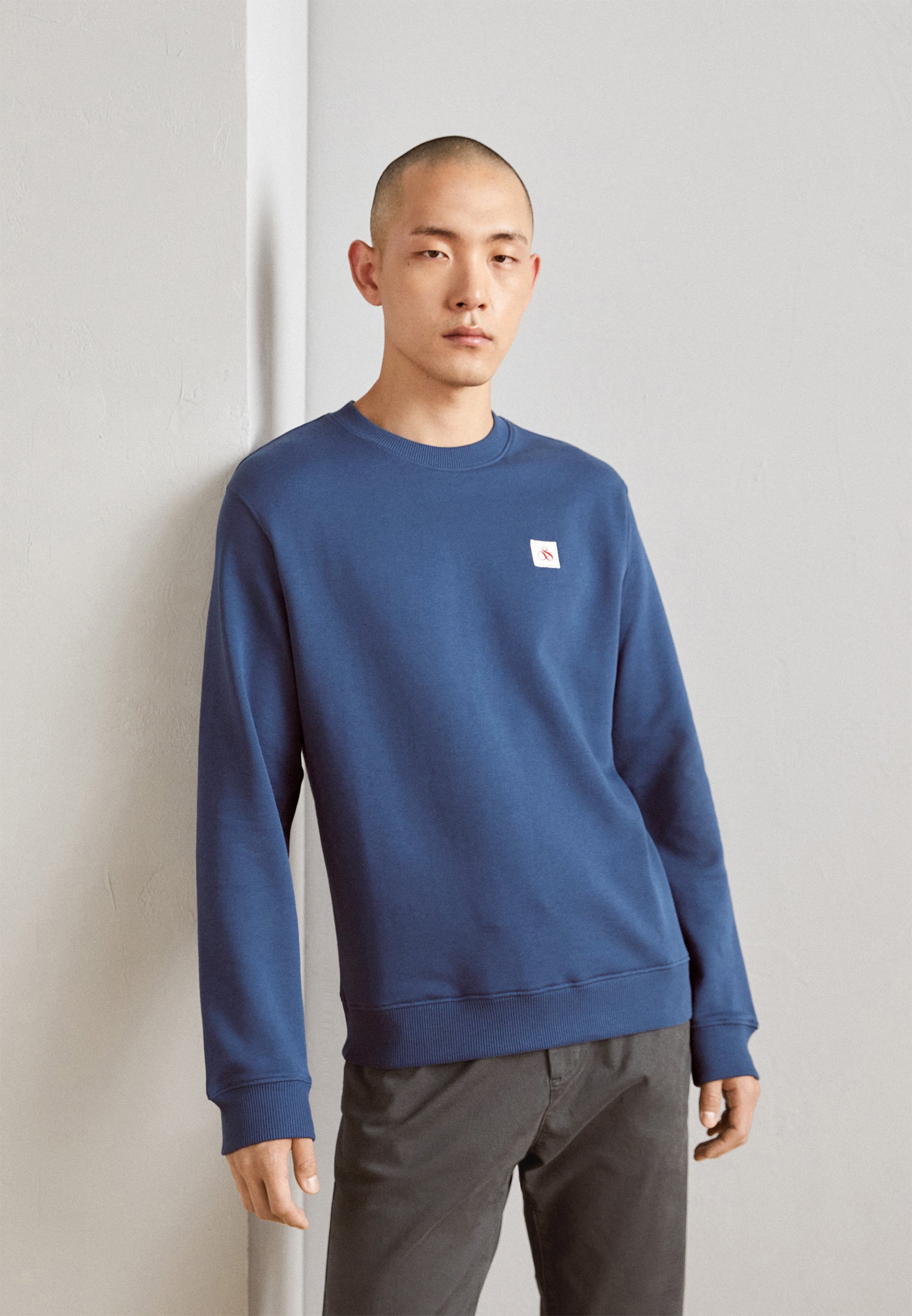 Scotch & Soda ESSENTIALS LOGO BADGE CREW NECK - Sweatshirt - storm blue/blue