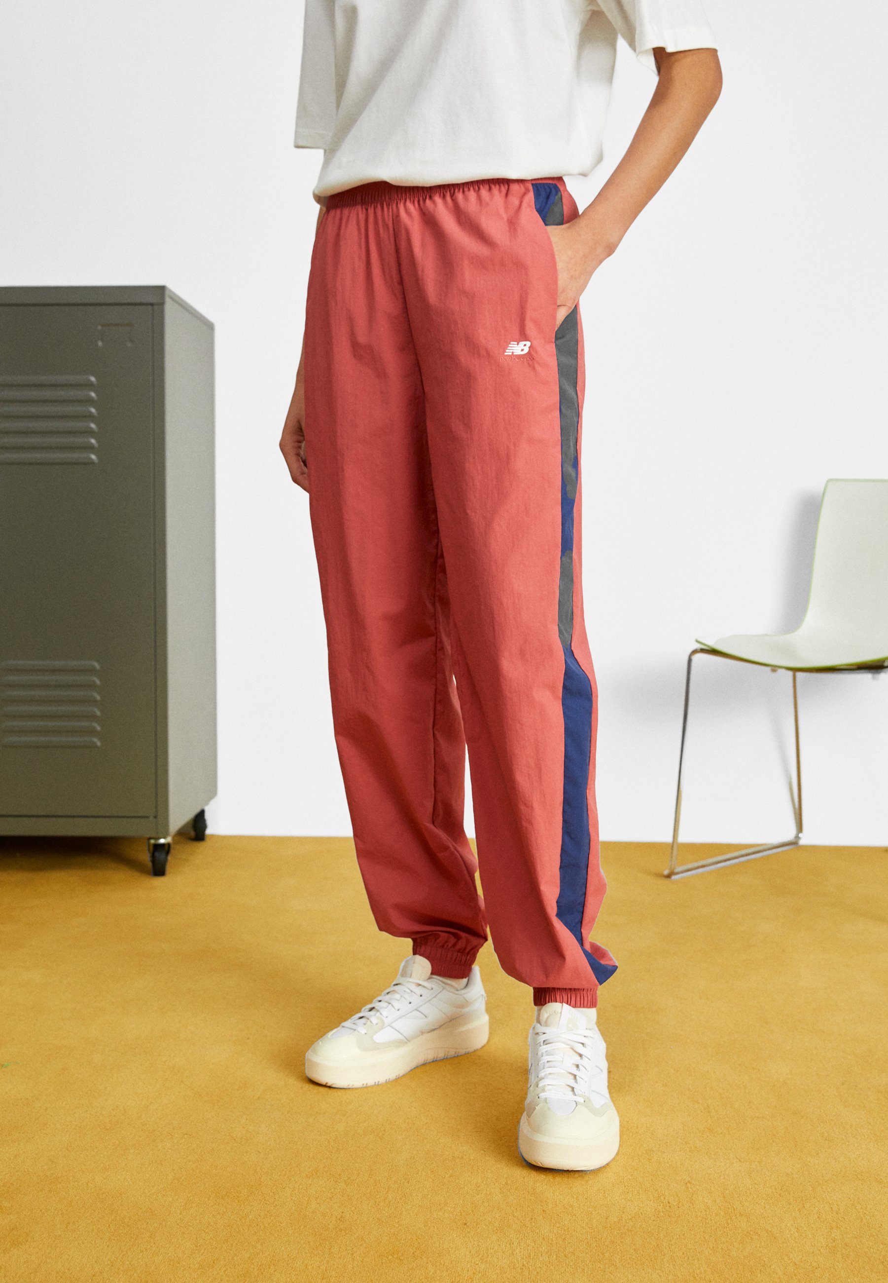 NB ATHLETICS REMASTERED PANT - Tracksuit bottoms - astro dust/dark red