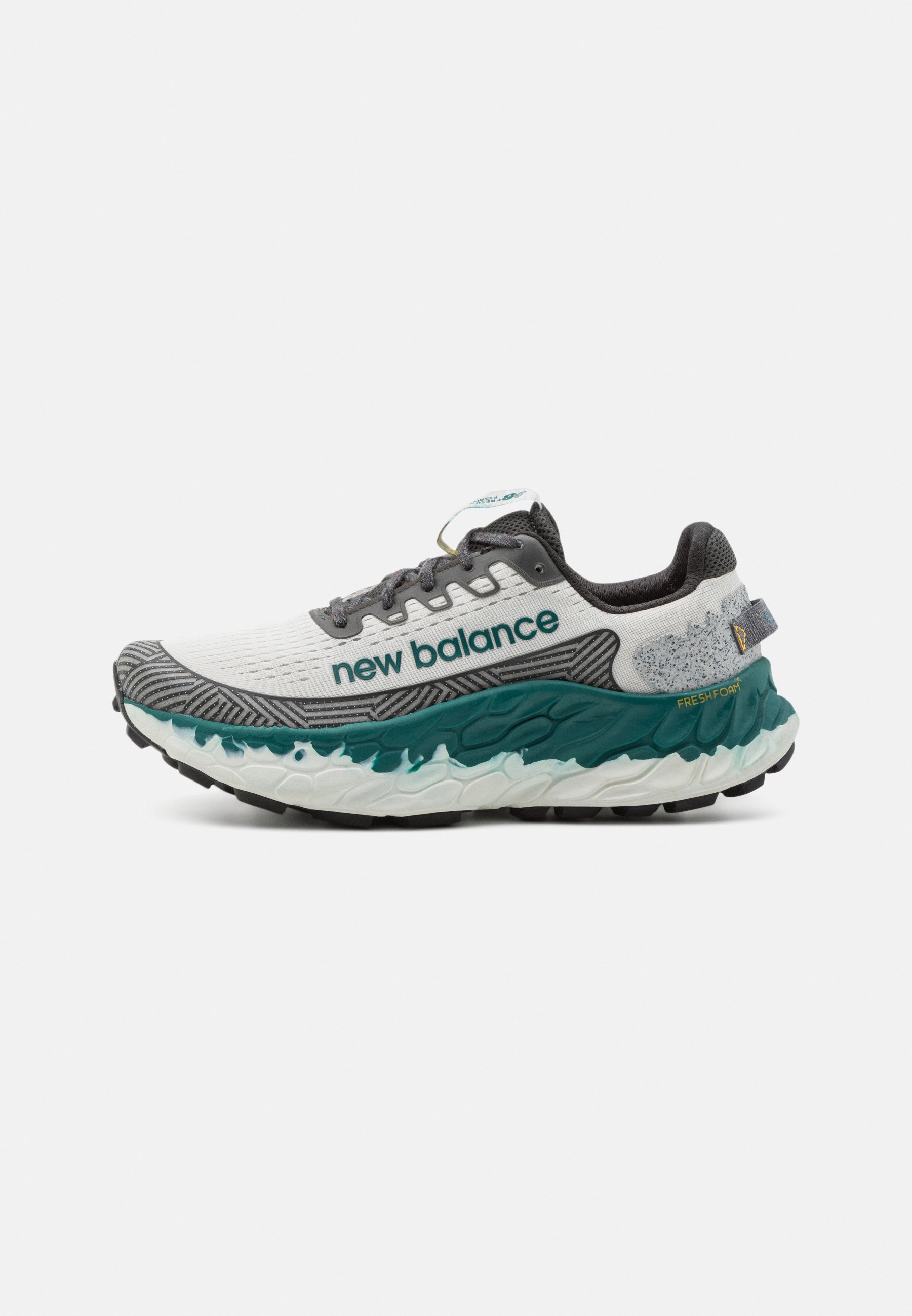NB FRESH FOAM TRAIL MORE V3 - Trail running shoes - white