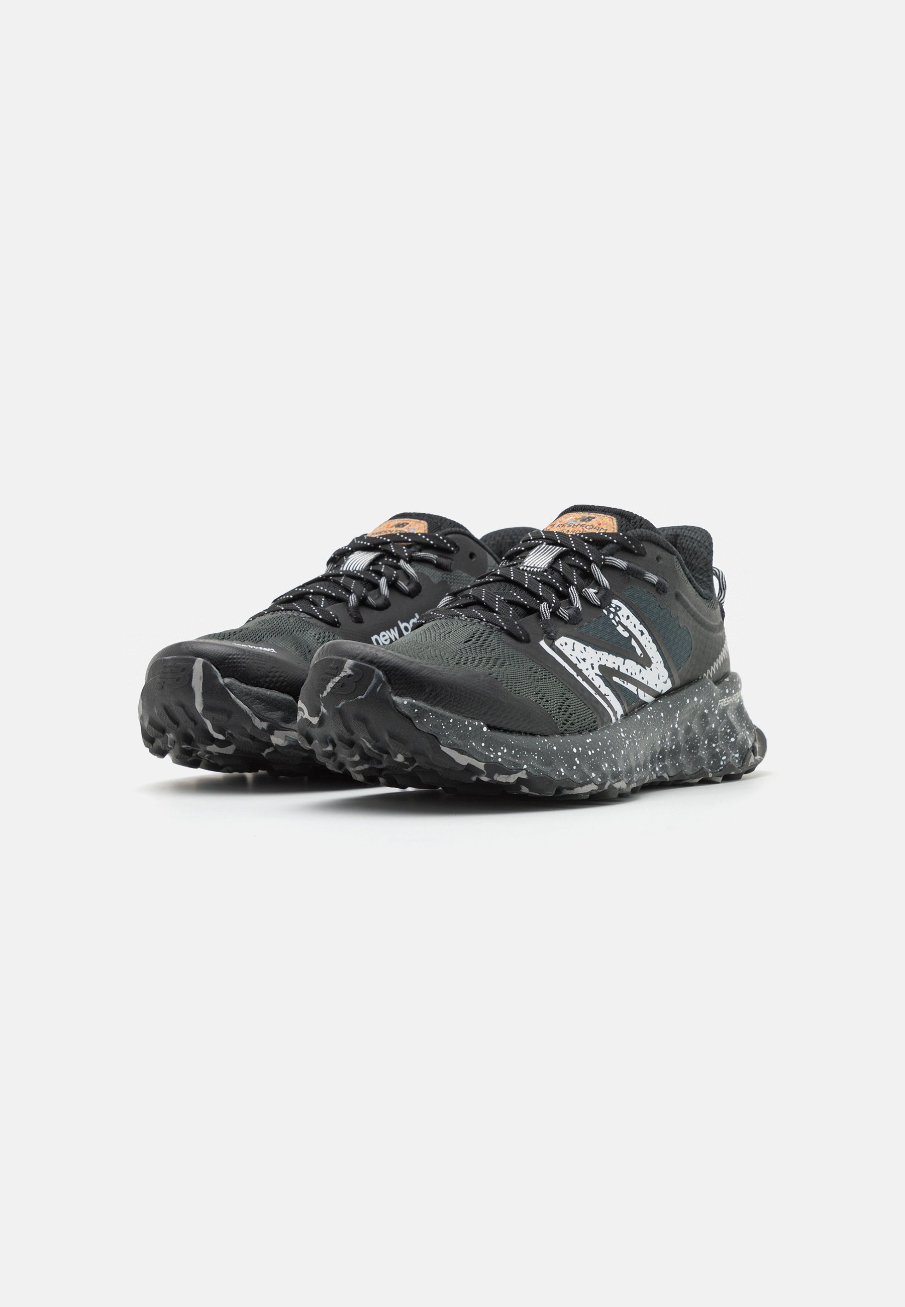 NB FRESH FOAM GAROE  - Trail running shoes - black/black