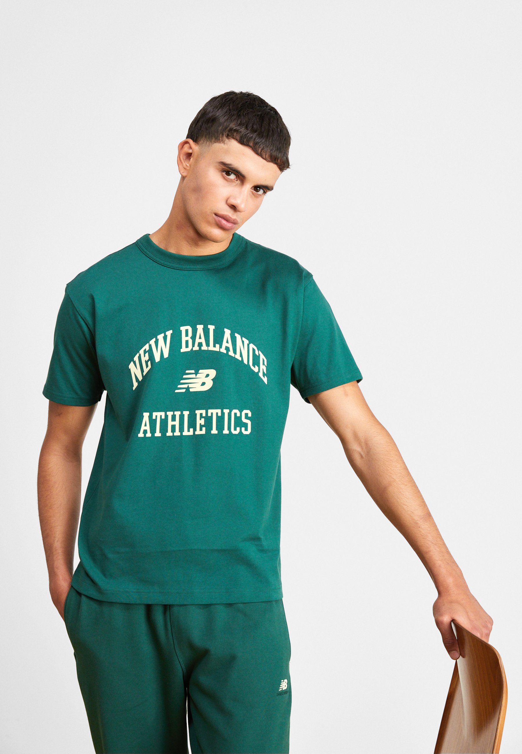 NB ATHLETICS VARSITY GRAPHIC - Print T-shirt - nightwatch green/dark green