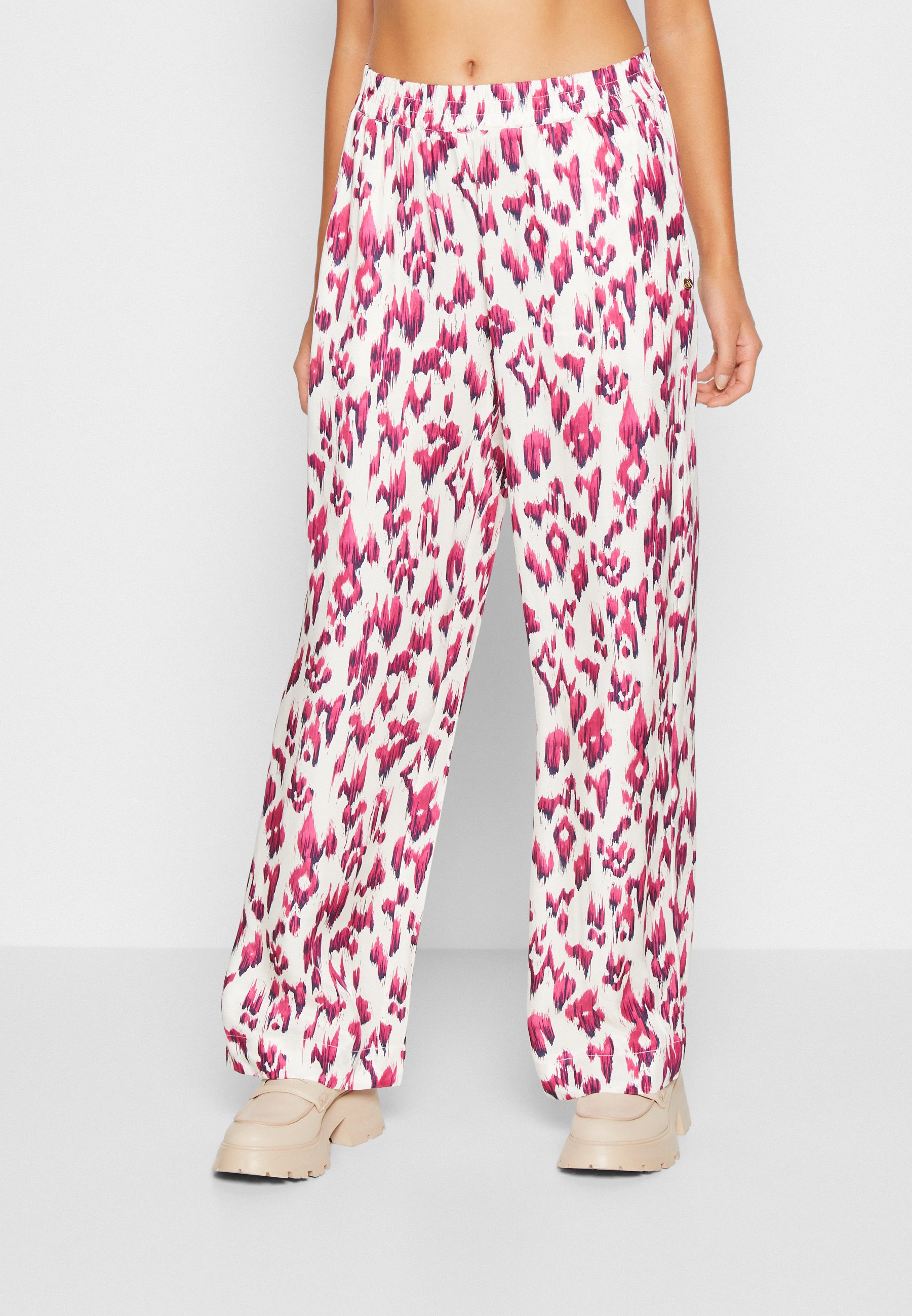 Scotch & Soda GIA MID RISE WIDE LEG PRINTED TROUSERS - Trousers - cherry pie/multi-coloured
