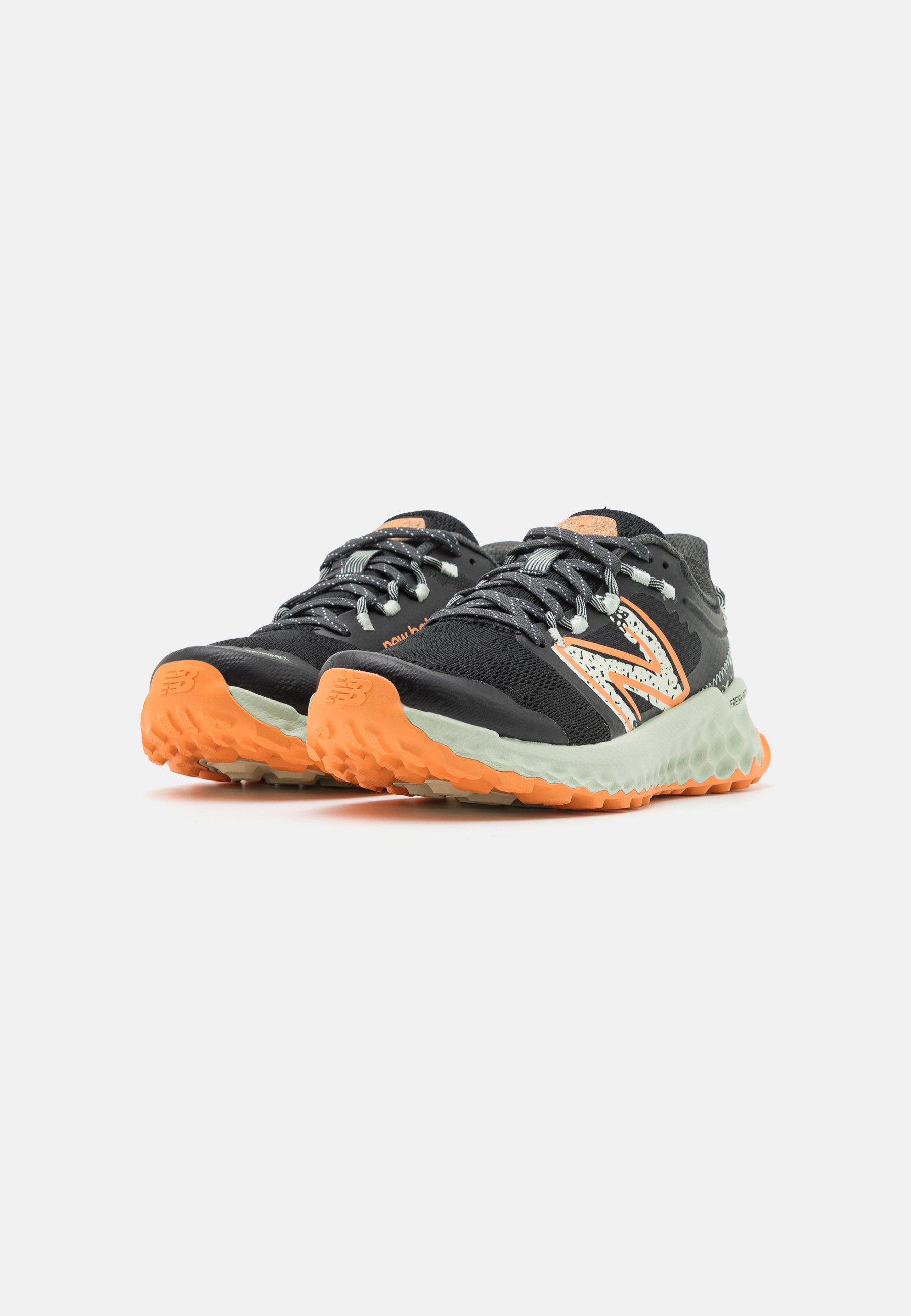 NB FRESH FOAM GAROE  - Trail running shoes - black/black